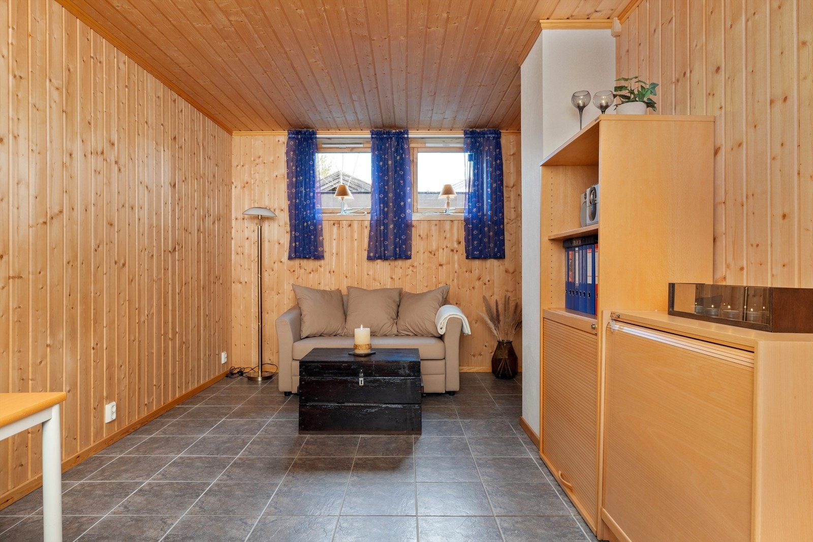 Soverom i kjelleren med varmekabler i gulvet. Galleribilde