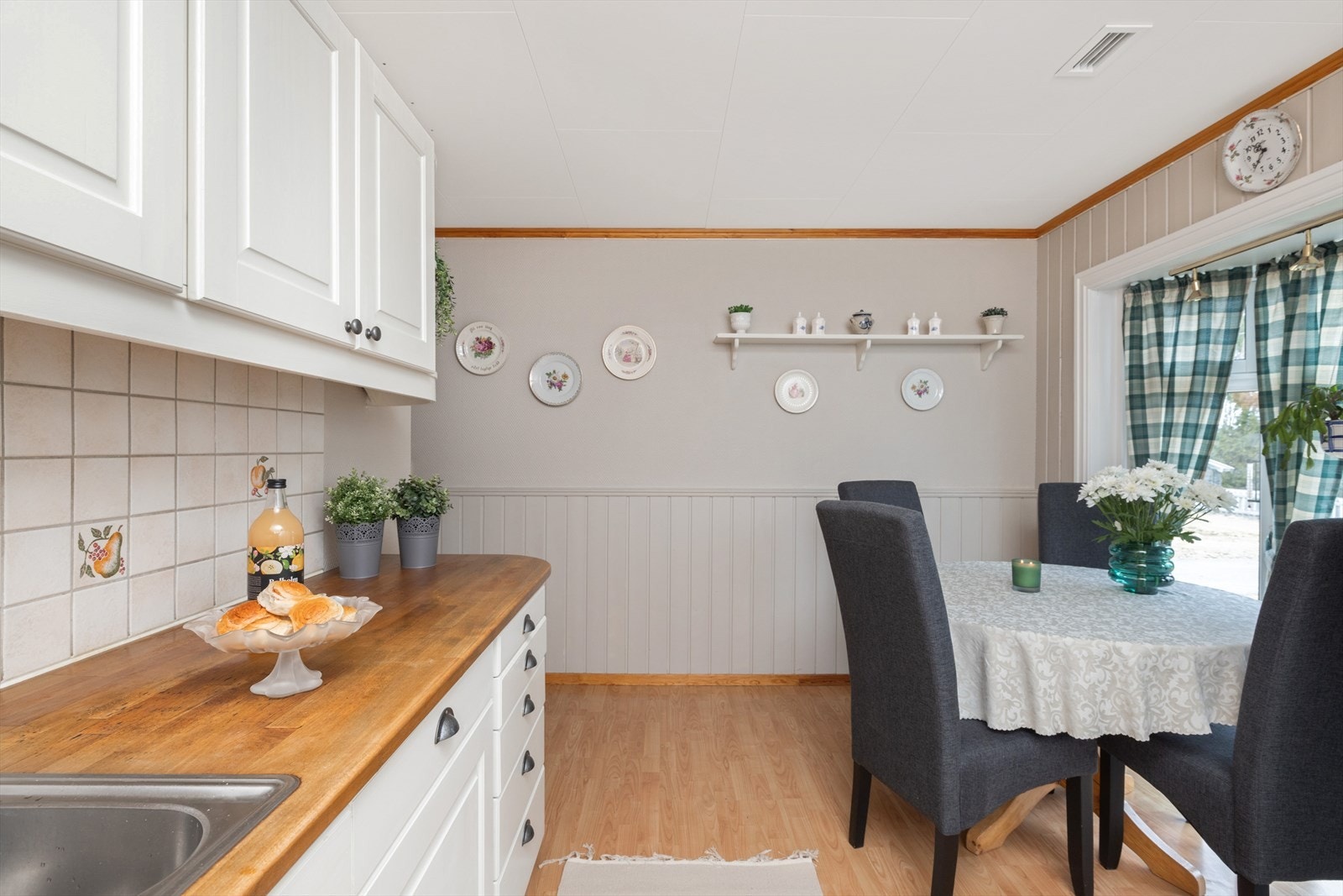 Plass til koselig spiseplass på kjøkkenet. Galleribilde