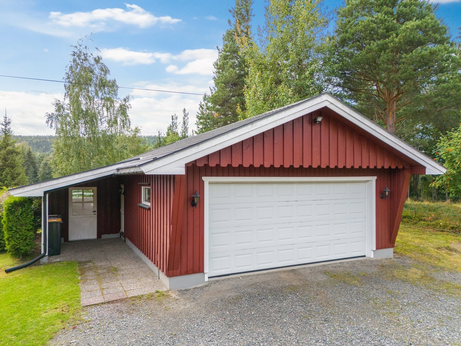 Garasje med boder og vedskjul. Galleribilde