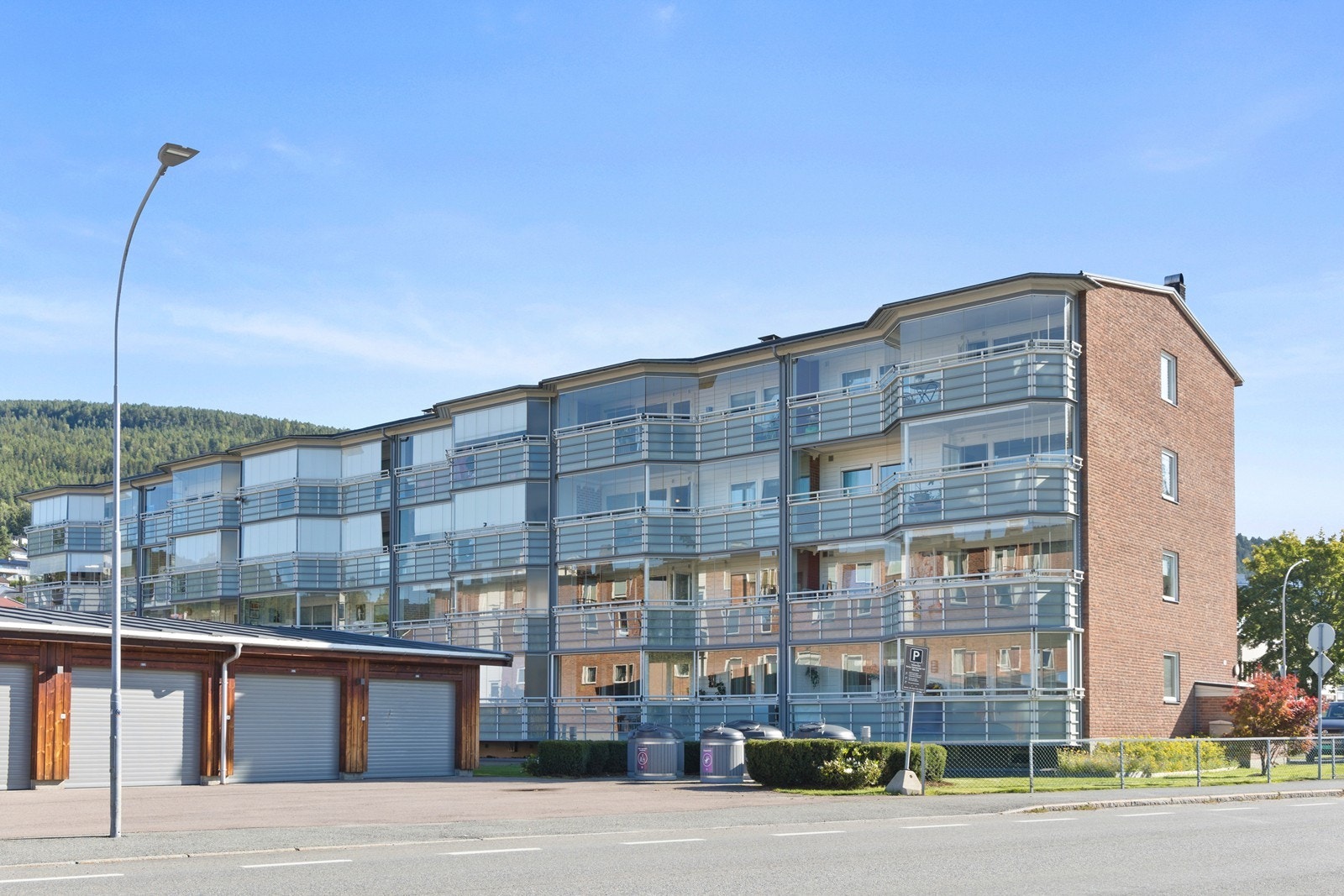 Leiligheten ligger i 3. etasje med adkomst via felles inngang fra 1. etasje Galleribilde