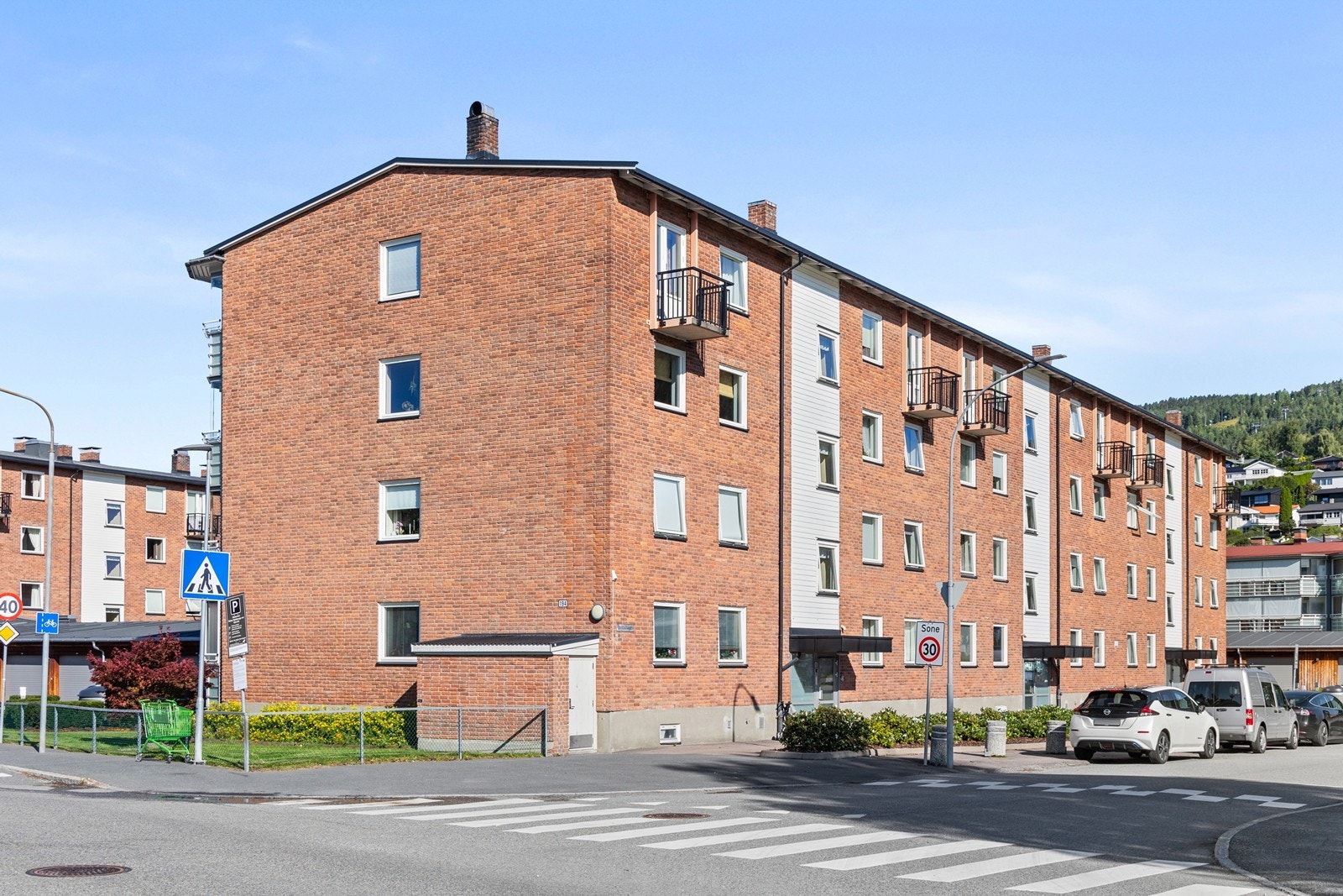 Leiligheten har felles inngang fra 1. etasje med trapp til etasjeplan Galleribilde