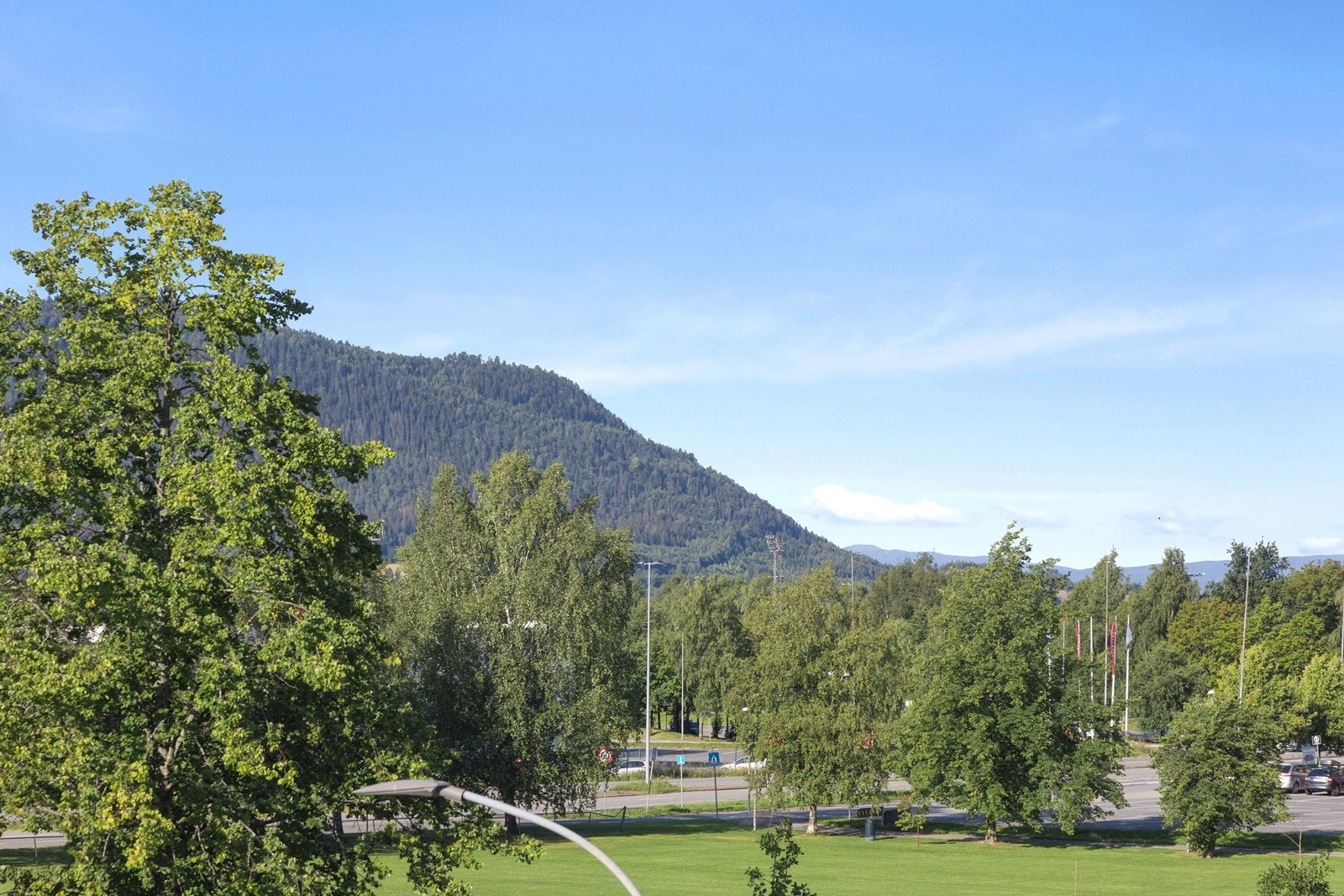 I tillegg er det en fotballbane like ved Galleribilde