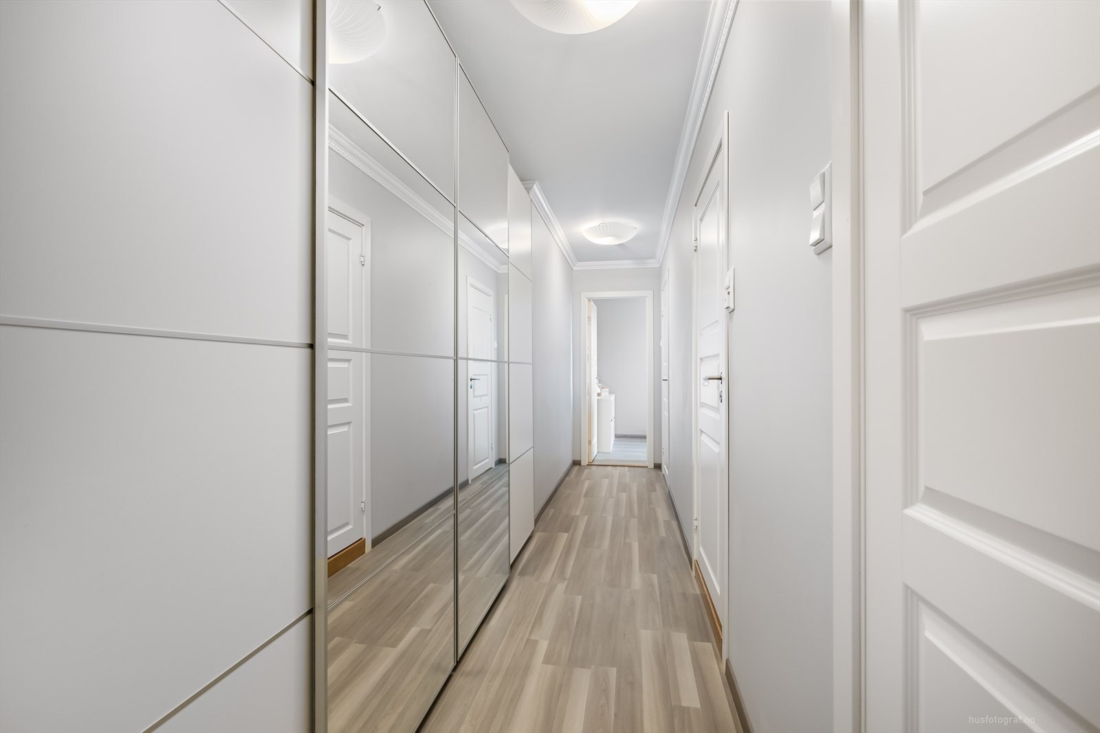 Mellomgang med skyvedørsgarderobe Galleribilde