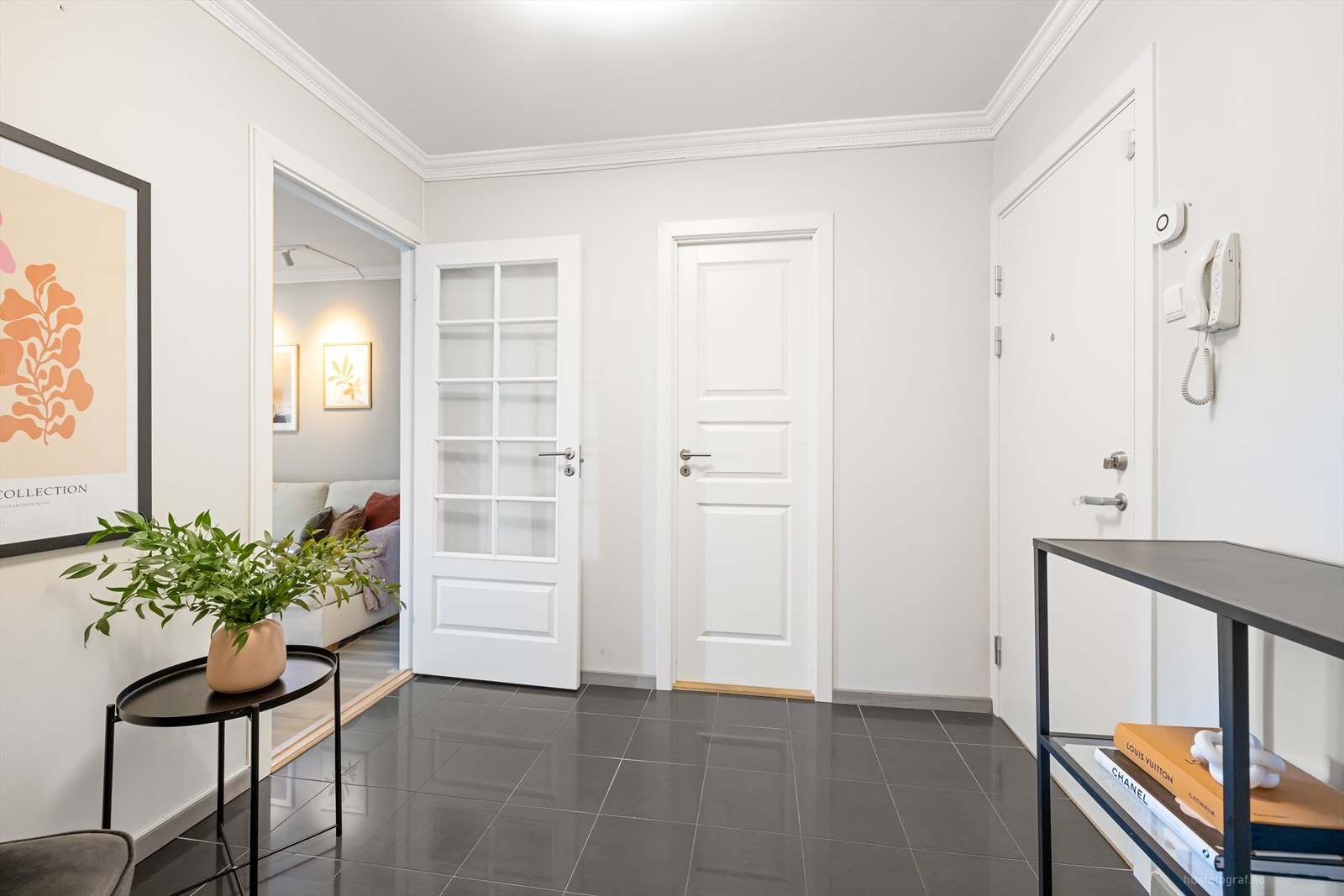 Gang med inngang til bod Galleribilde