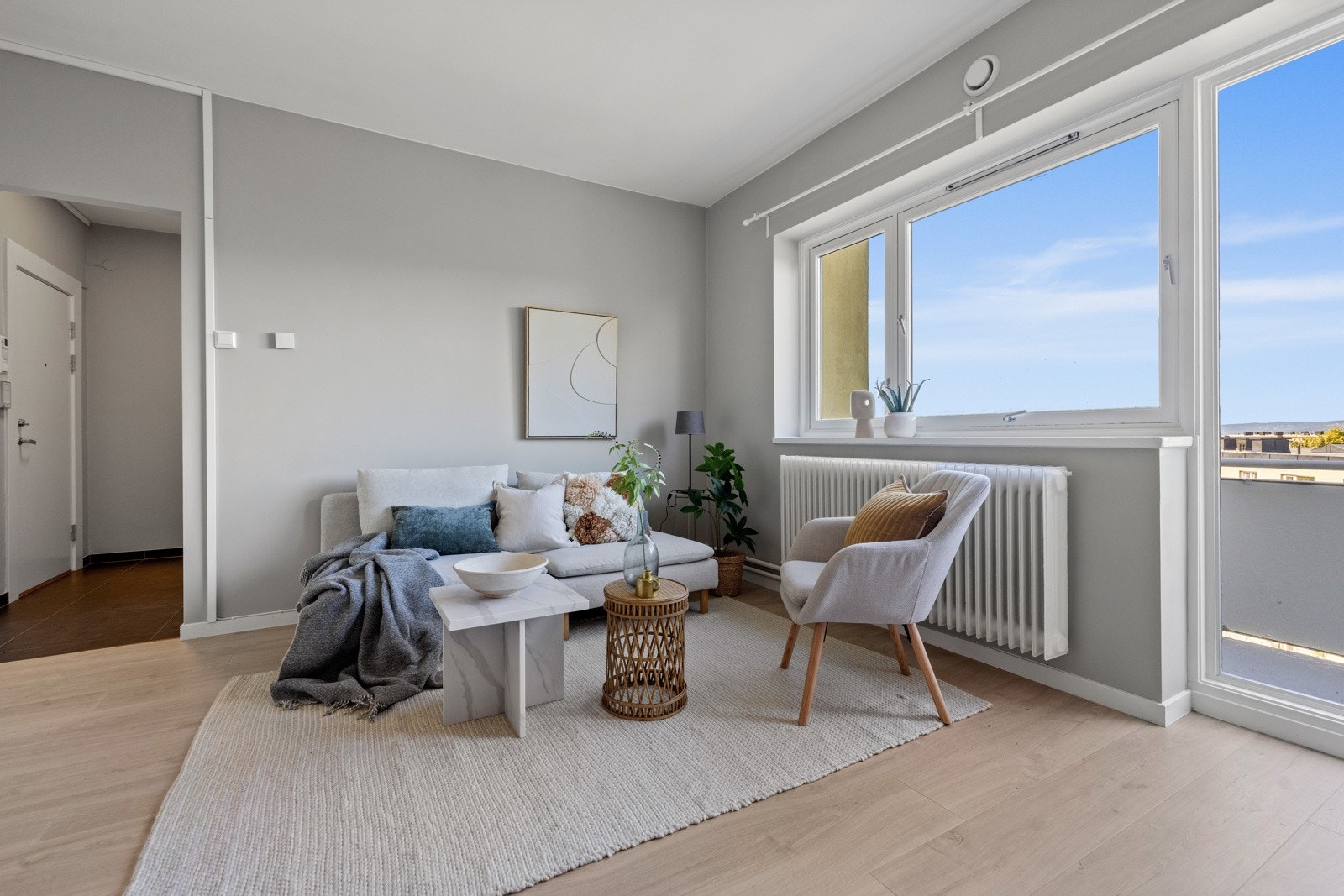Store vindusflater slipper rikelig med naturlig lys inn og skaper en unik atmosfære. Galleribilde