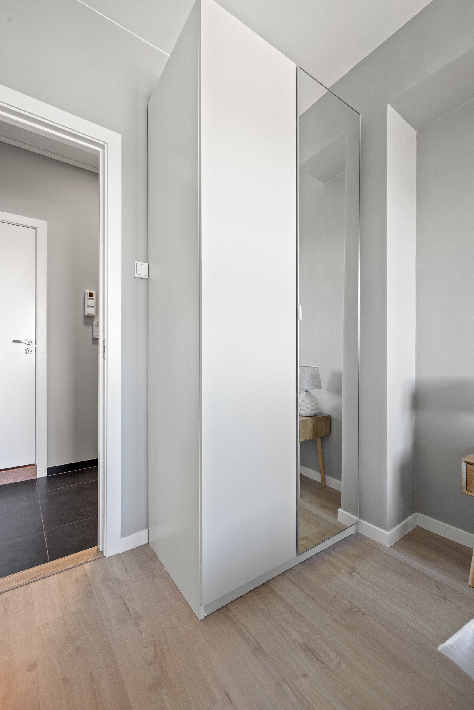 Soverom med plass til dobbeltseng, nattbord og tilhørende garderobeskap. Galleribilde