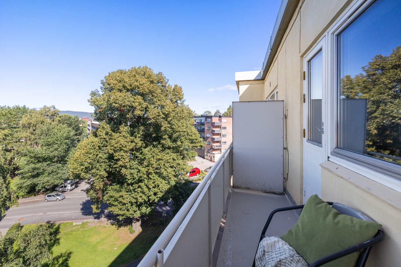 Fra stuen er det utgang til solrik sydvestvendt balkong med flott utsikt. Galleribilde