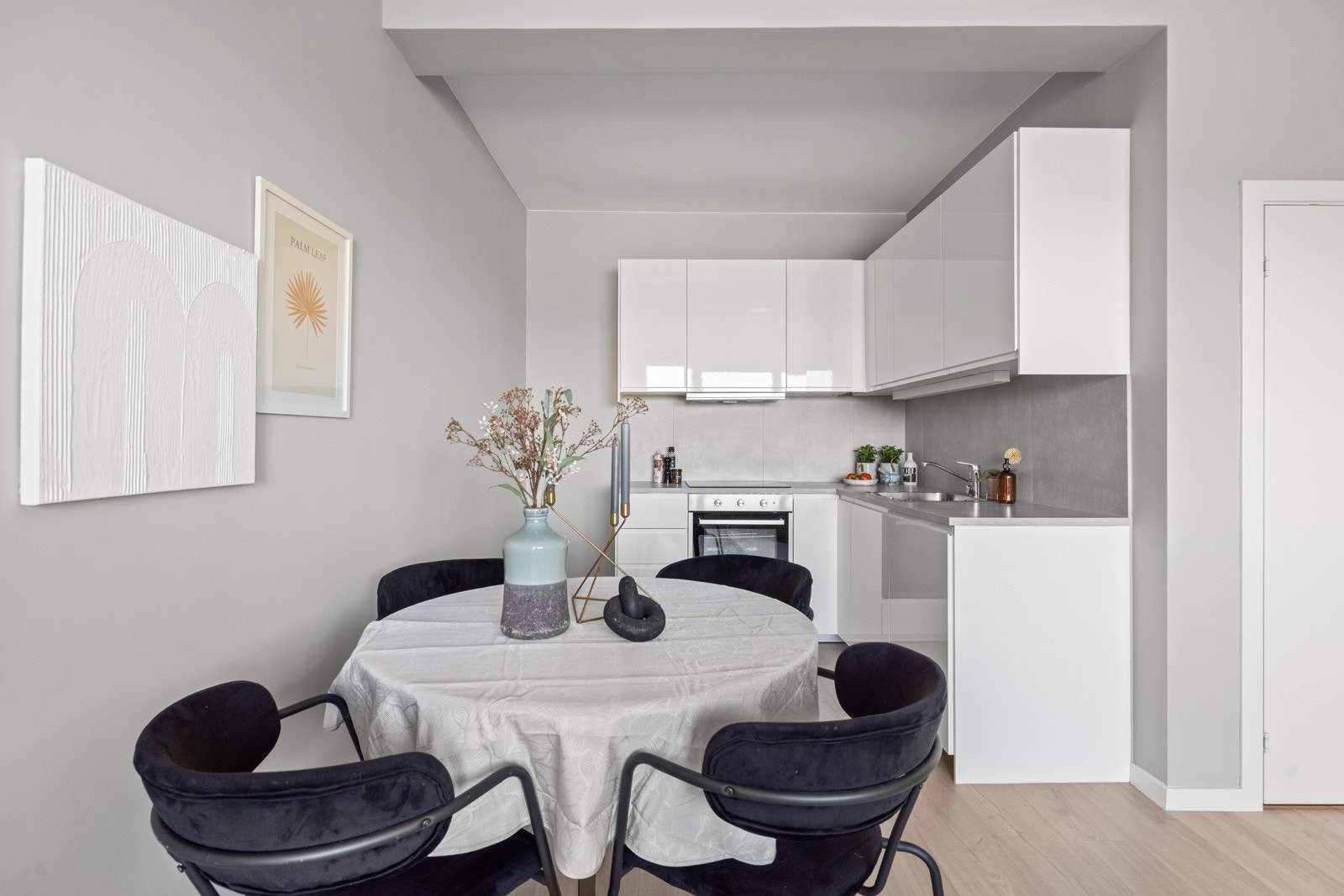 Moderne kjøkken (Ikea) fra 2023 med integrerte hvitevarer. Galleribilde