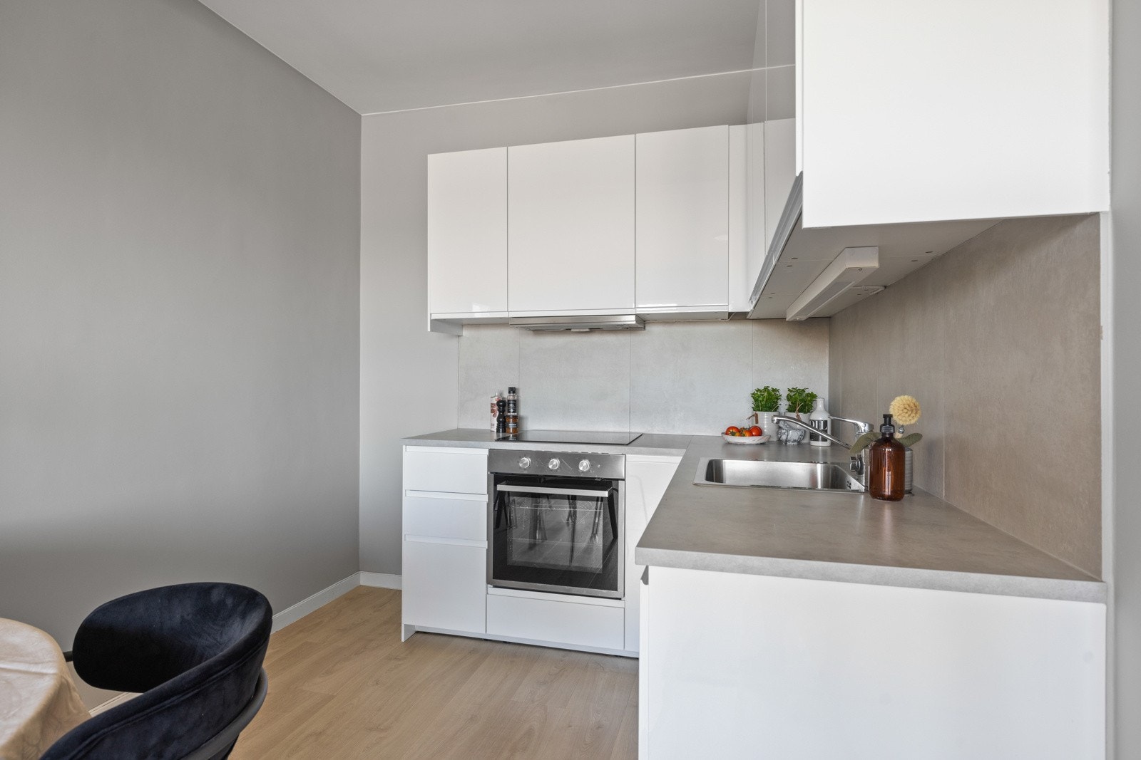 Moderne kjøkken (Ikea) fra 2023 med integrerte hvitevarer. Galleribilde