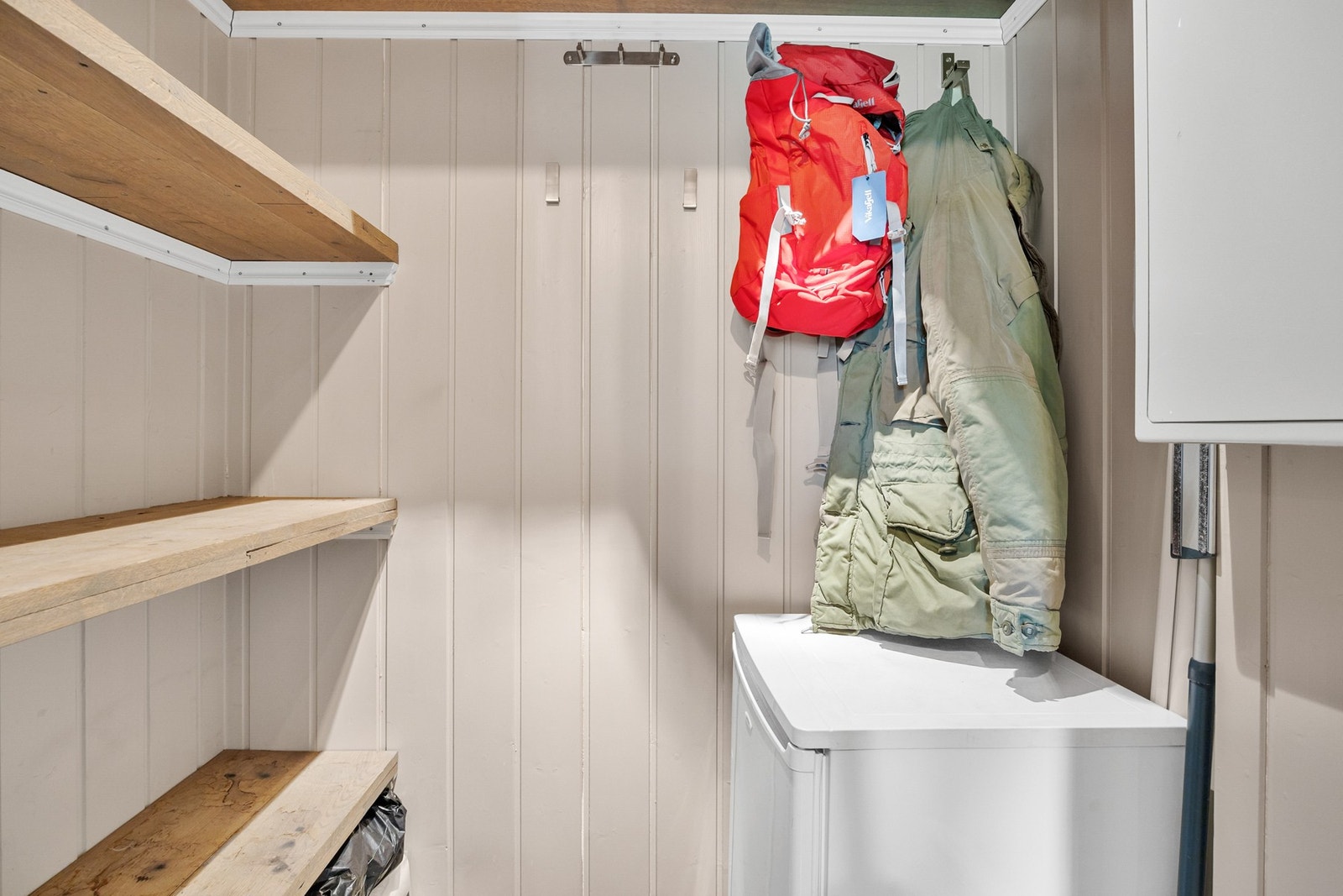 Innvendig bod med praktisk oppbevaringsløsning. Galleribilde