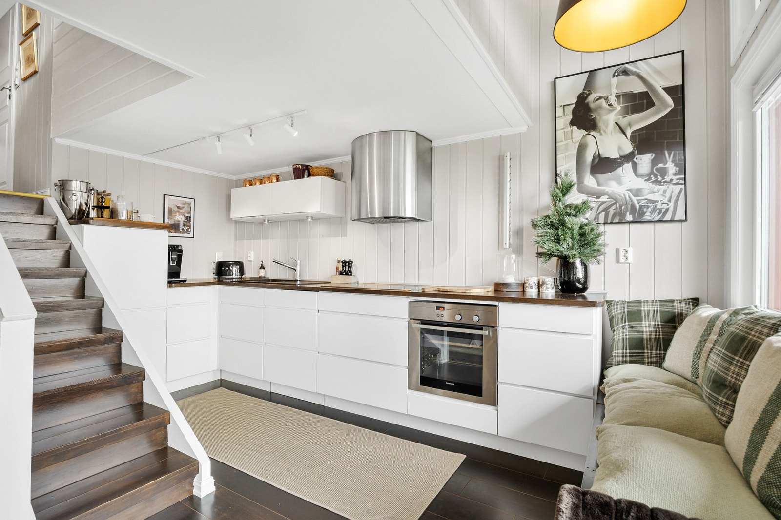 Lys og behagelig kjøkkendel med gode skapløsninger. Galleribilde