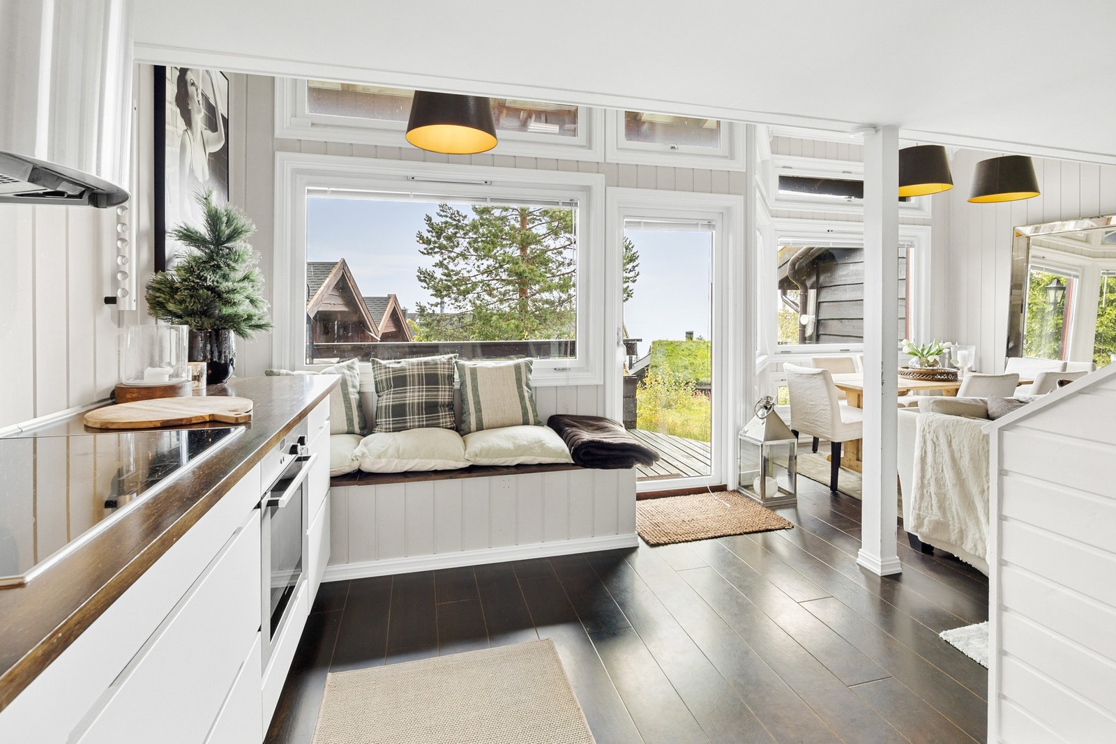 Utgang til terrasse og terreng fra stue/kjøkken. Galleribilde