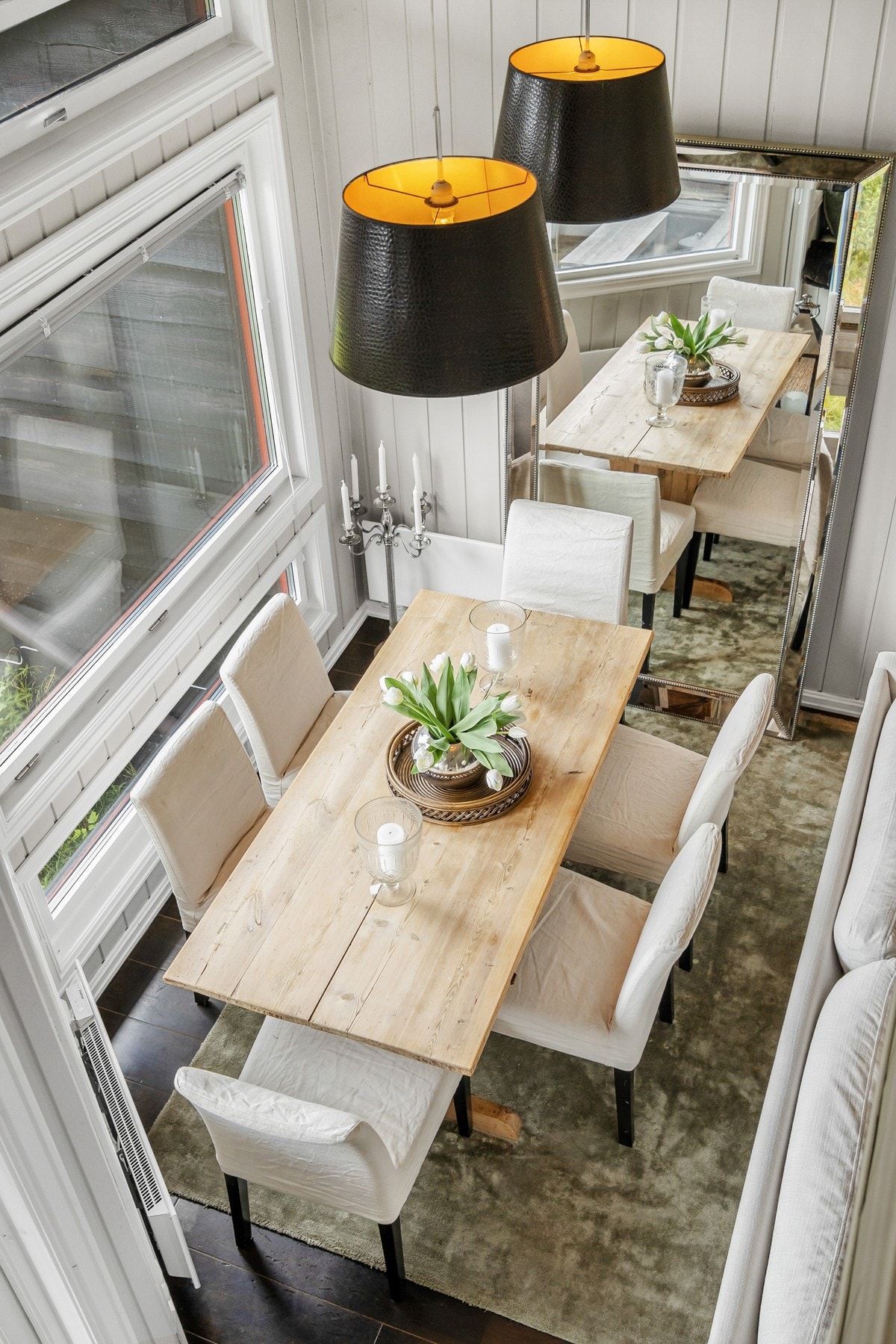 På stuen er det plass til en stor spisegruppe. Galleribilde