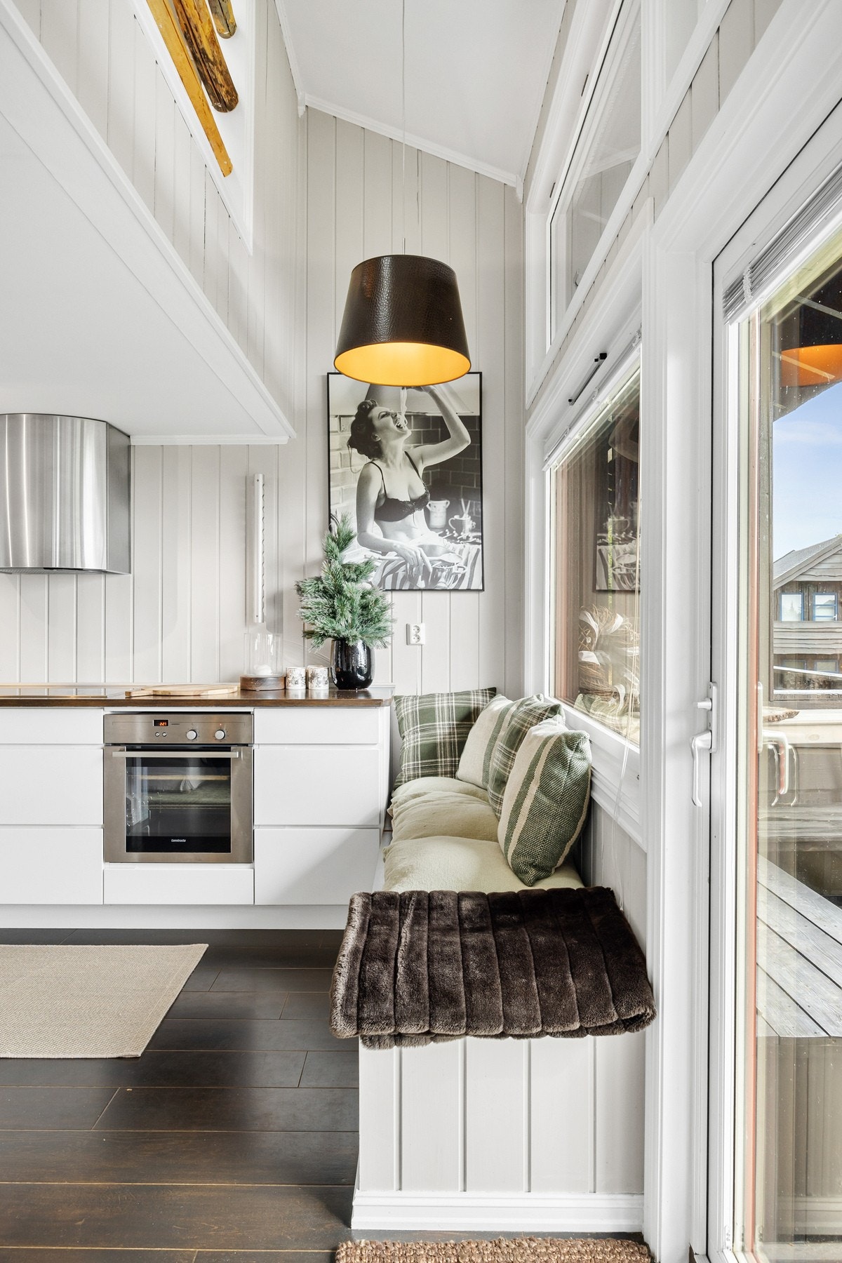 Liten sittegruppe på kjøkkenet med oppbevaringsmuligheter inni. Galleribilde