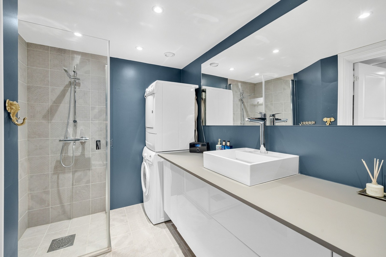 Flislagt gulv. Opplegg for vaskemaskin. Galleribilde