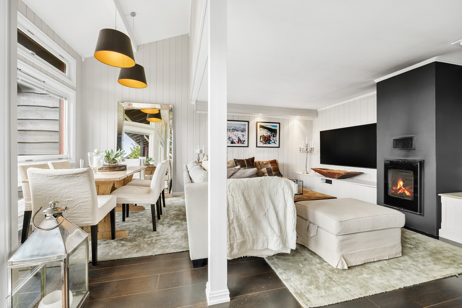 Stuen har en tidløs vedovn som preger rommet. Galleribilde