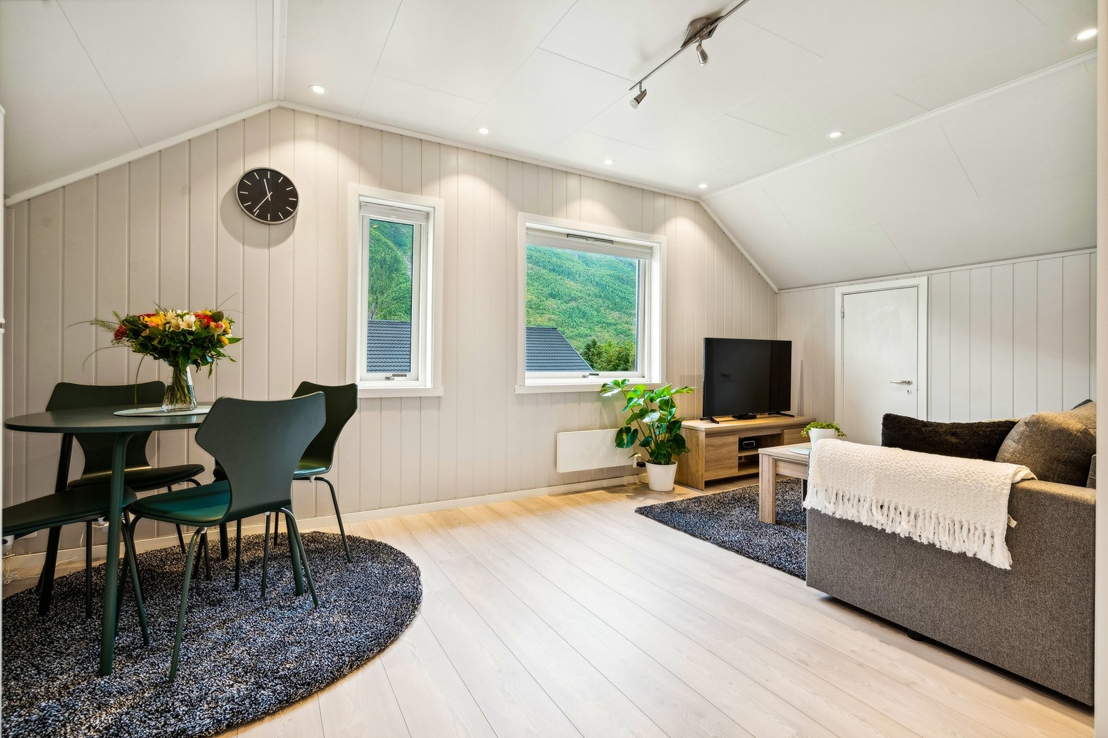 EiendomsMegler 1 har gleden av å formidle - Egedes gate 48B, en fin 1-roms loftsleilighet på byflata. Galleribilde