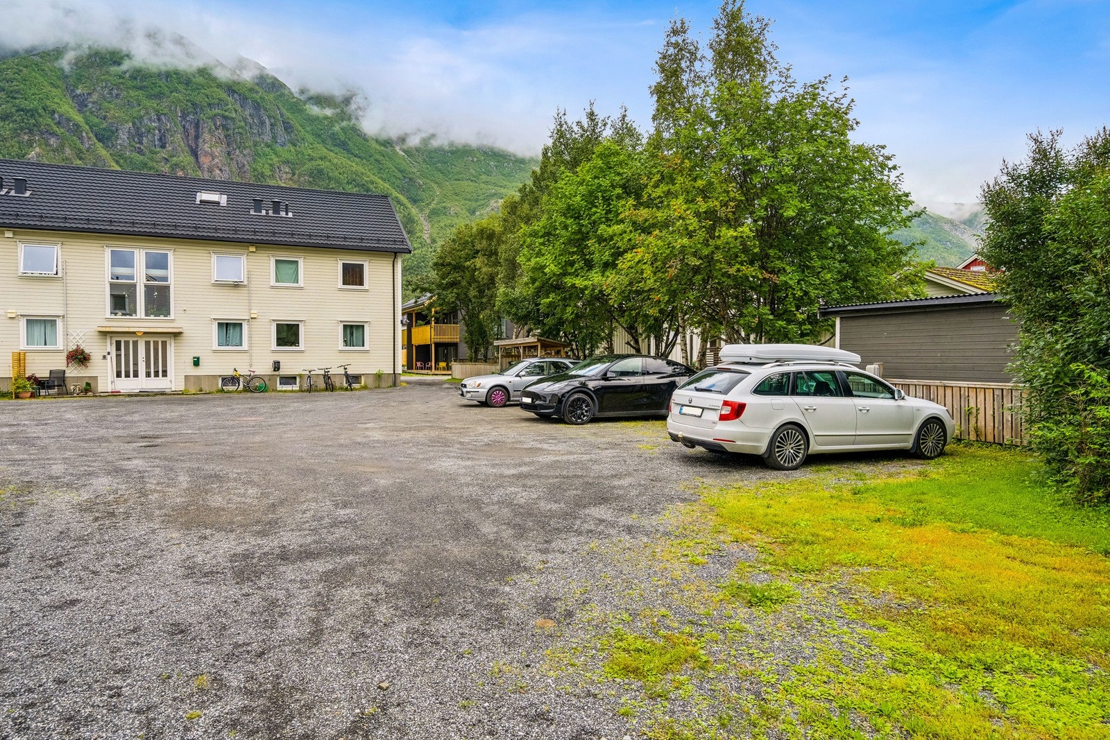Parkering på felles oppstillingsplass. Galleribilde