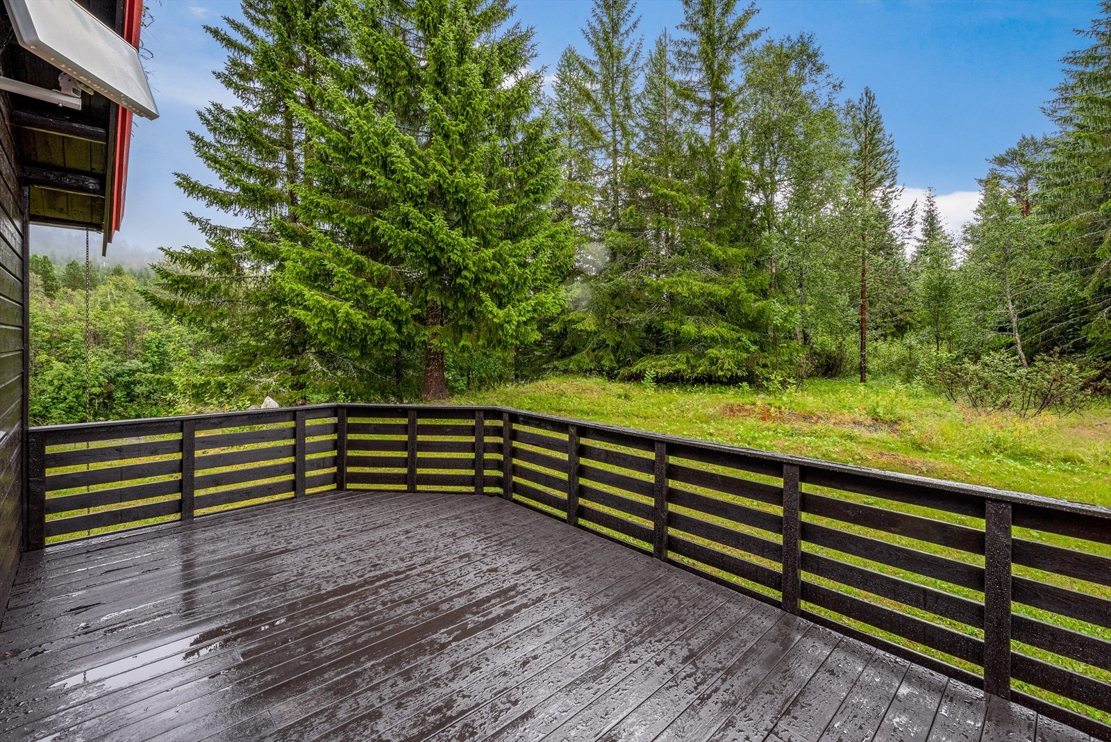 Romslig terrasse med rom for ulik møblering i flere soner Galleribilde
