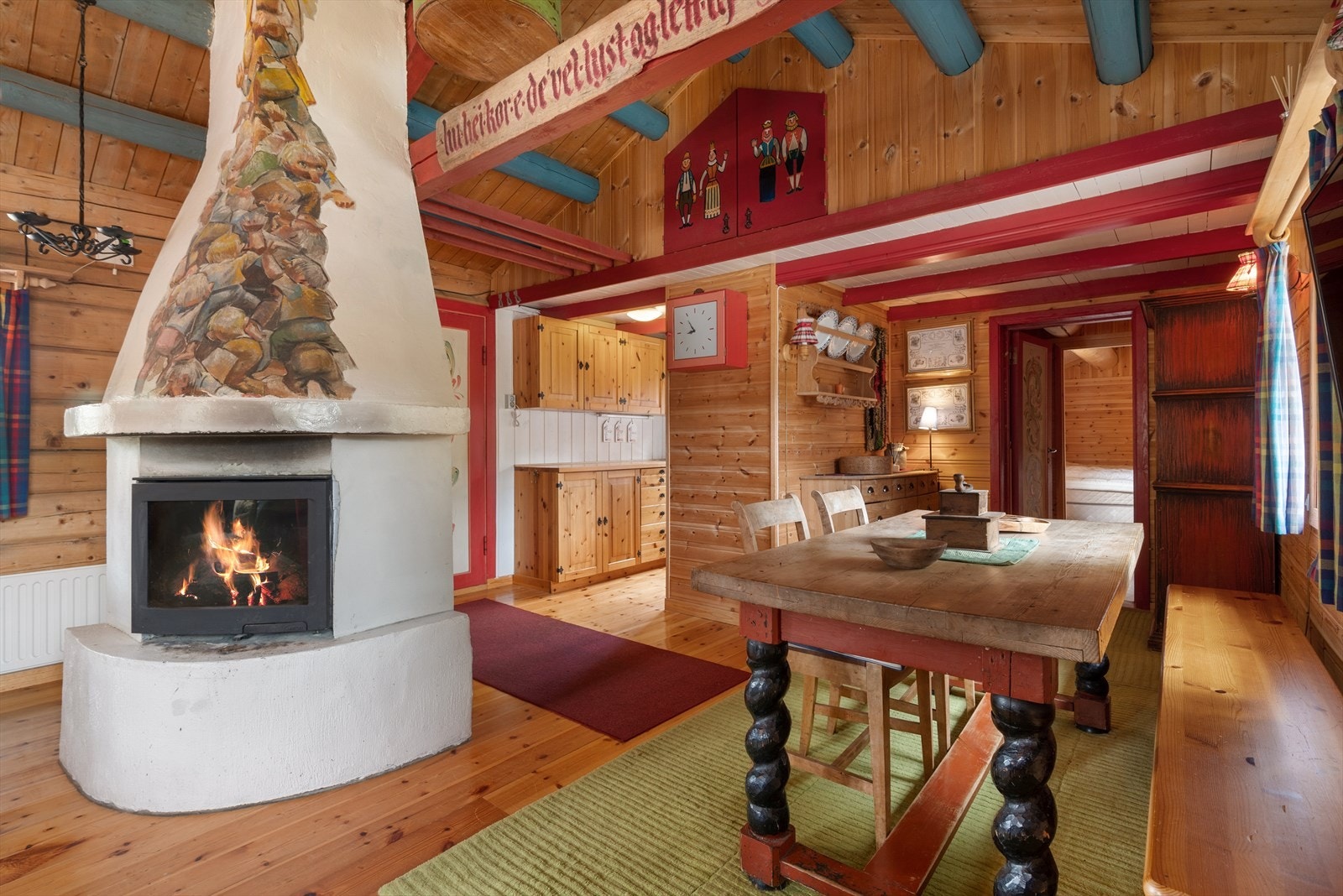 Sentralt i rommet er det en staselig peisinnsats som gir både varme og kos Galleribilde