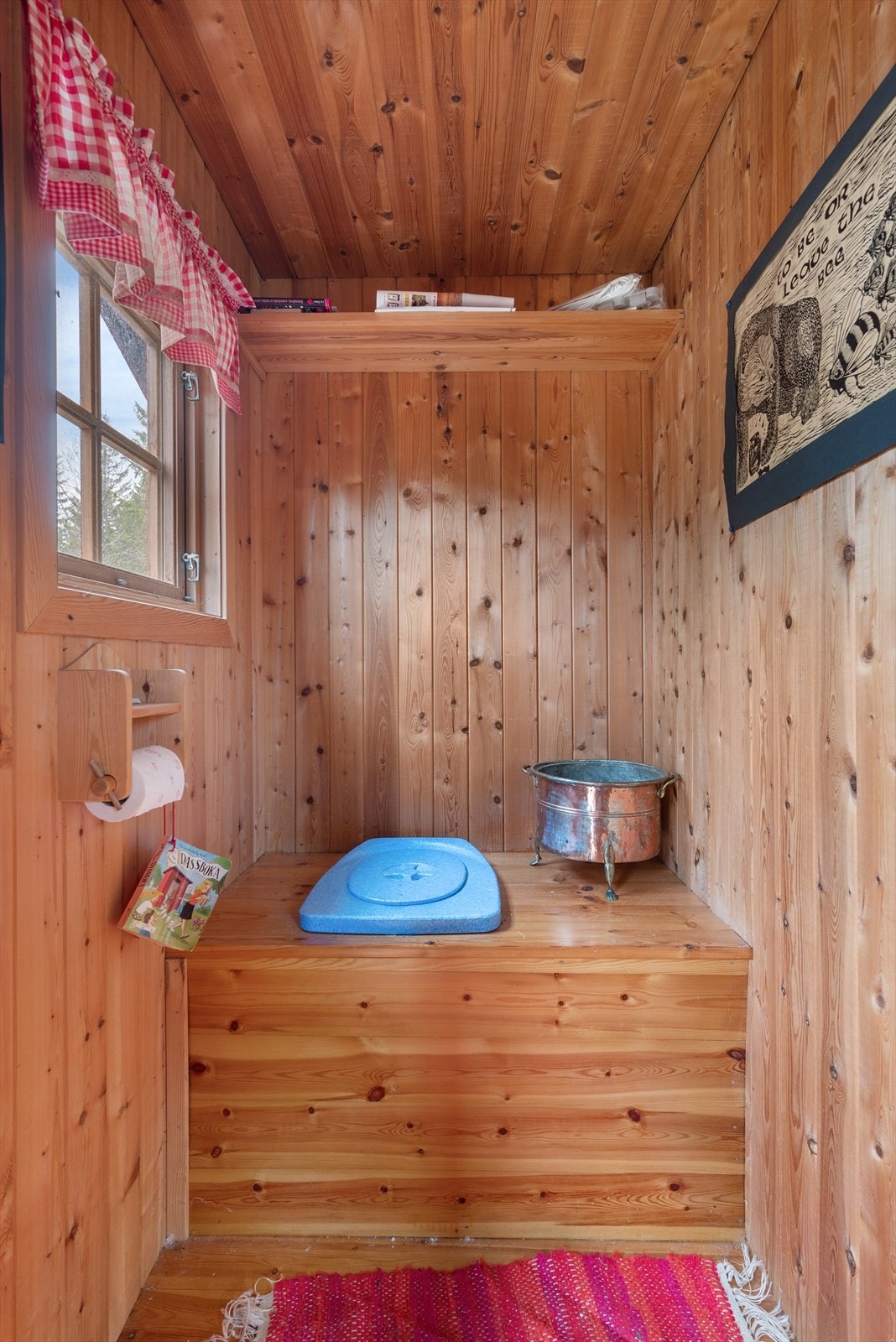 Det er også et uthus på ca. 12 kvm med utedo Galleribilde