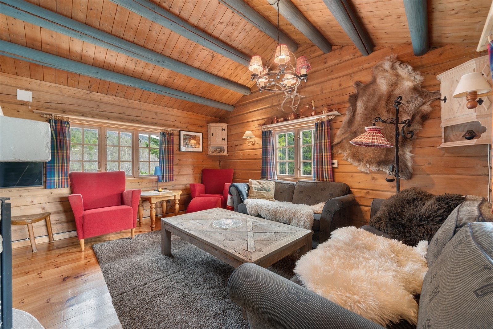 Stuen har gode vindusflater i tre retninger, noe som supplerer bra med naturlig lys Galleribilde