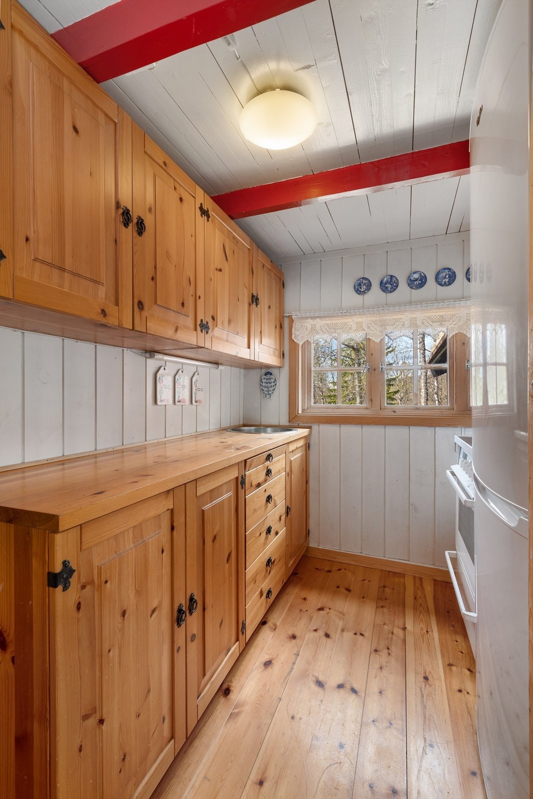 Kjøkkenet ligger i en nisje ved stuen, og har velholdt og praktisk innredning Galleribilde