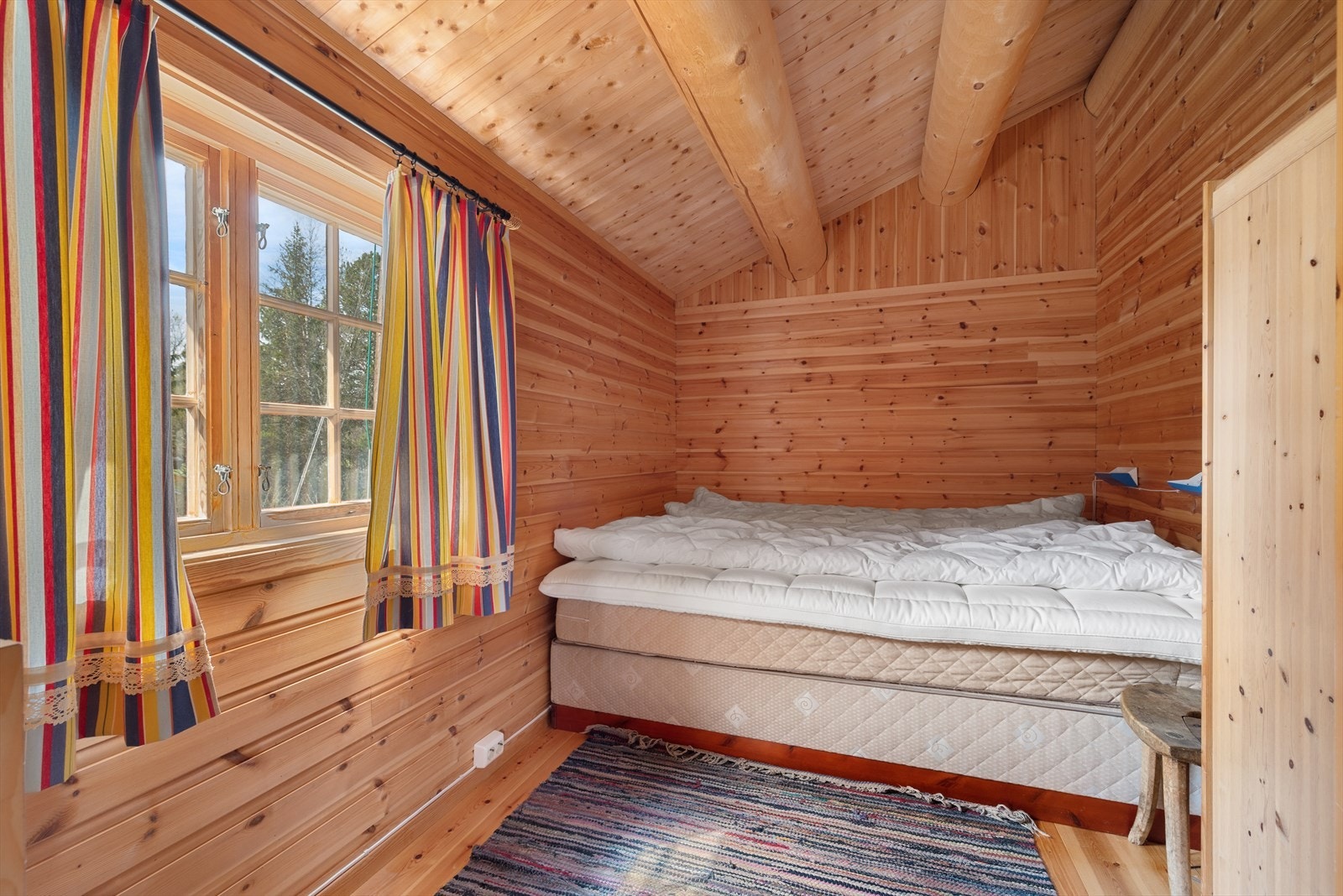 Hytta har to romslige og fine soverom som er på henholdsvis ca. 8 og 7,5 kvm. Galleribilde