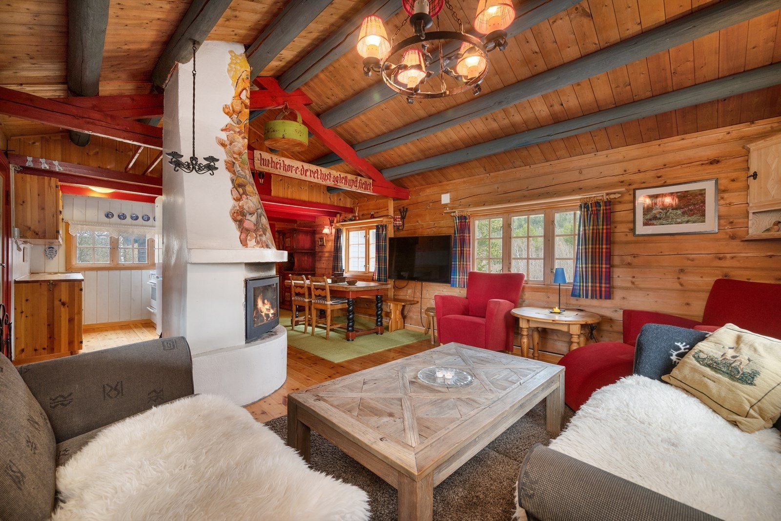 Hytta har god planløsning, og bruksarealet for hovedbygningen er på ca. 57 kvm. Galleribilde