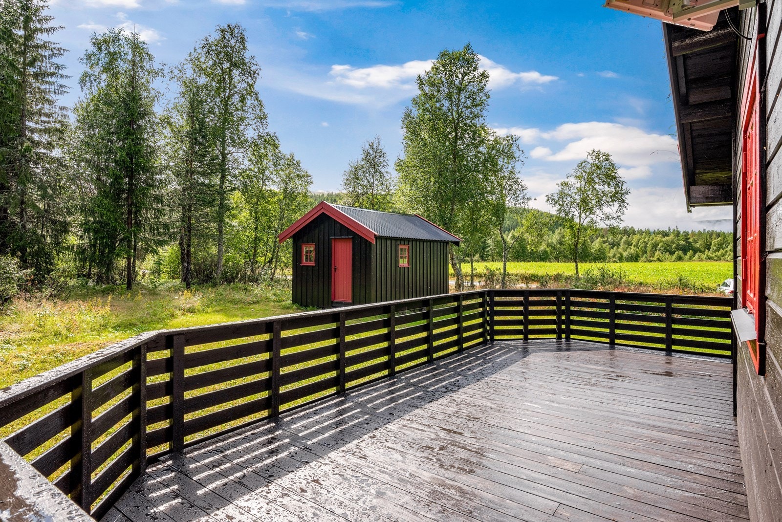 Hytta har en romslig platting på ca. 25 kvm mot sør, hvor du kan nyte gode solforhold Galleribilde