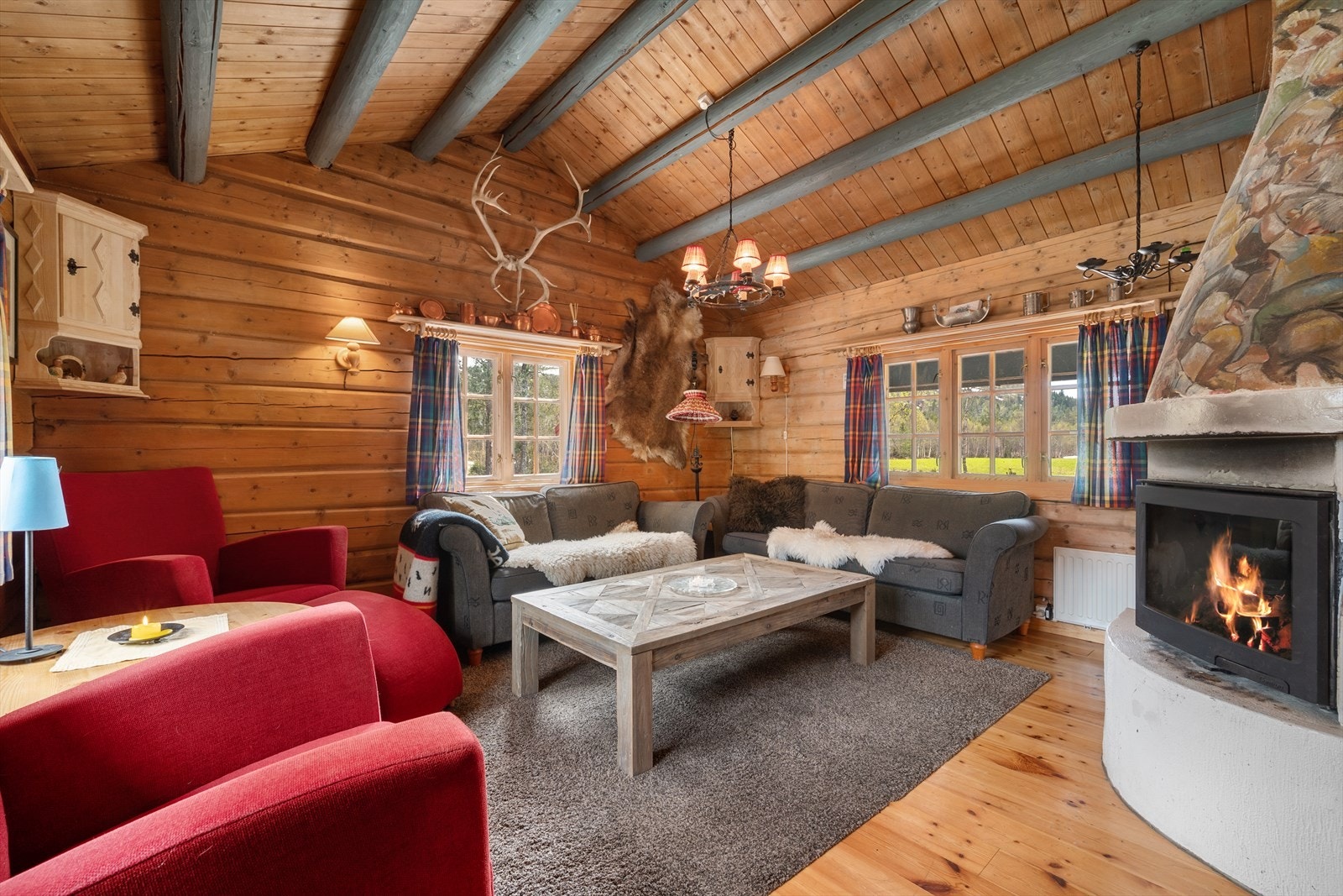 Fritidsboligen har en romslig og hyggelig stue som ligger i delvis åpen løsning til kjøkkenet Galleribilde