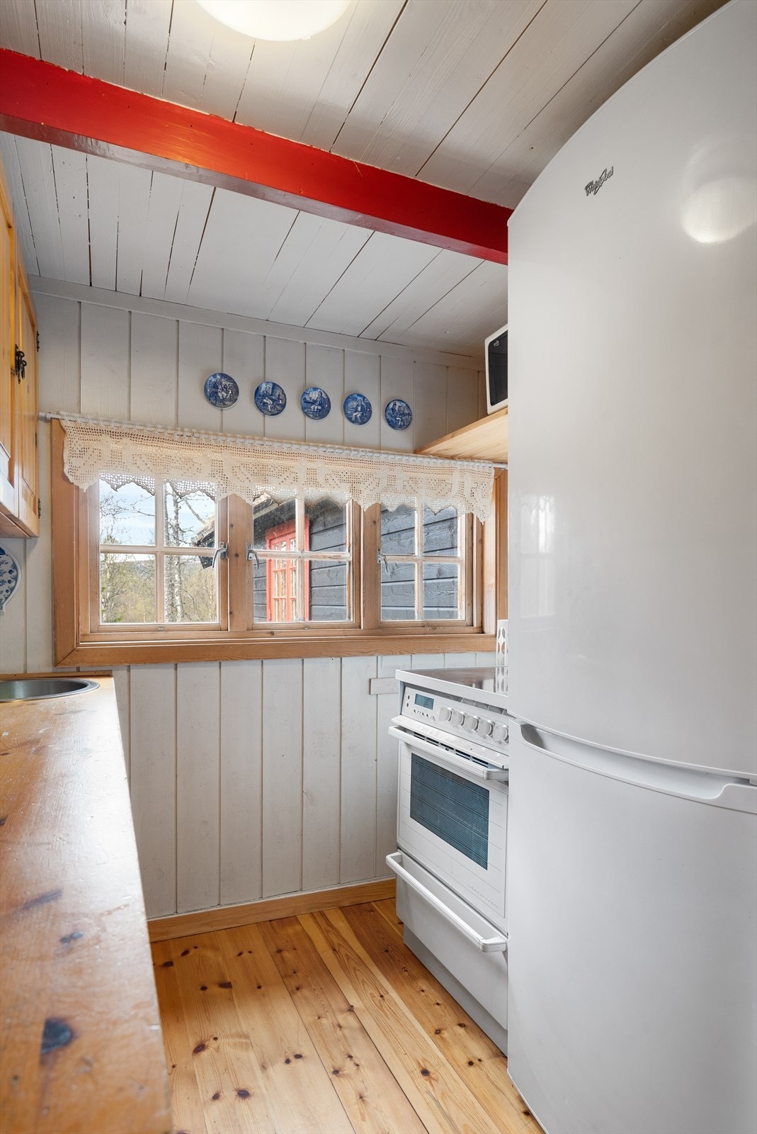 Innlagt strøm gir muligheten til både komfyr og kjøleskap på kjøkkenet Galleribilde