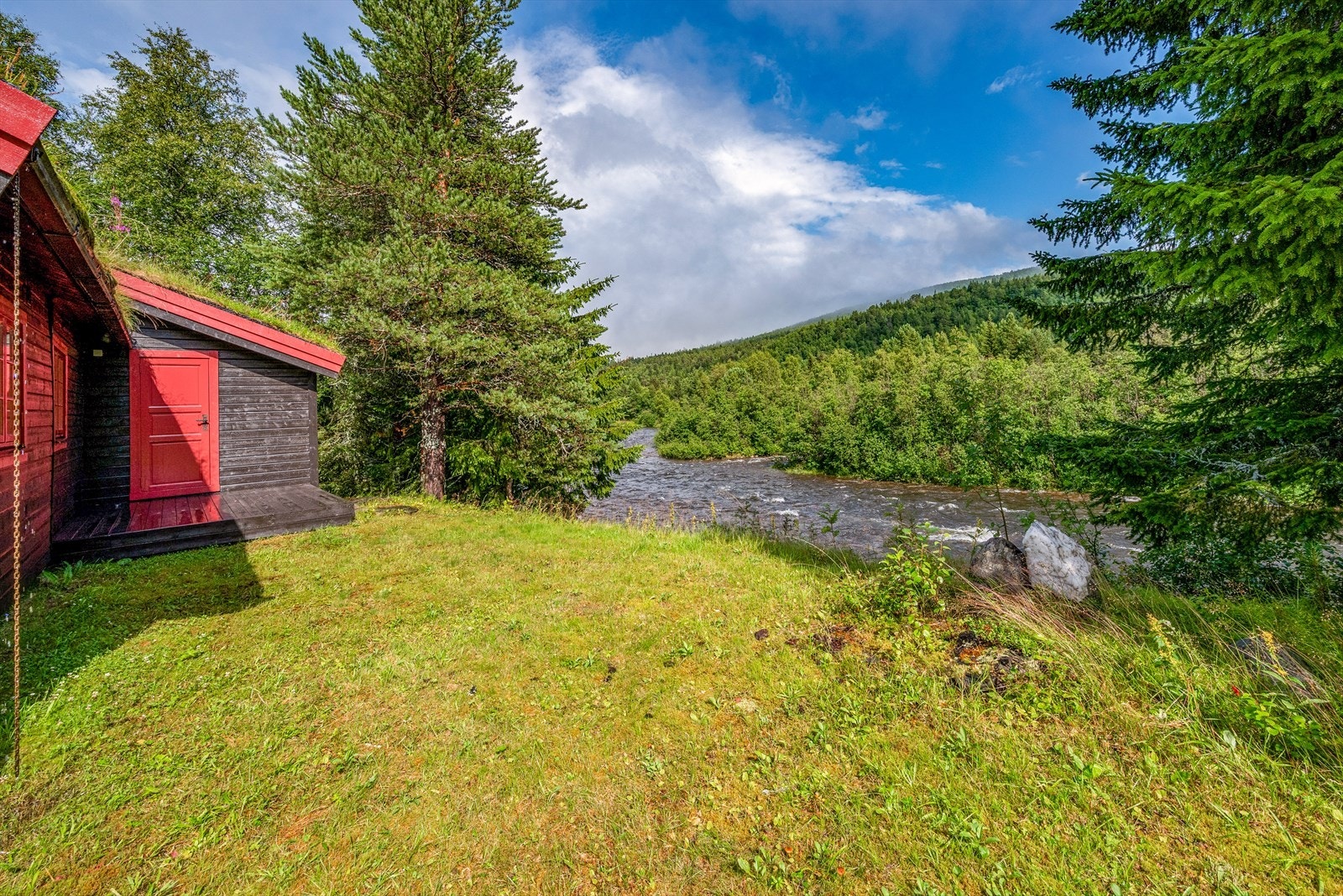 Det er umiddelbar nærhet til flotte tur- og friluftsområder innover i marka og på fjellet Galleribilde