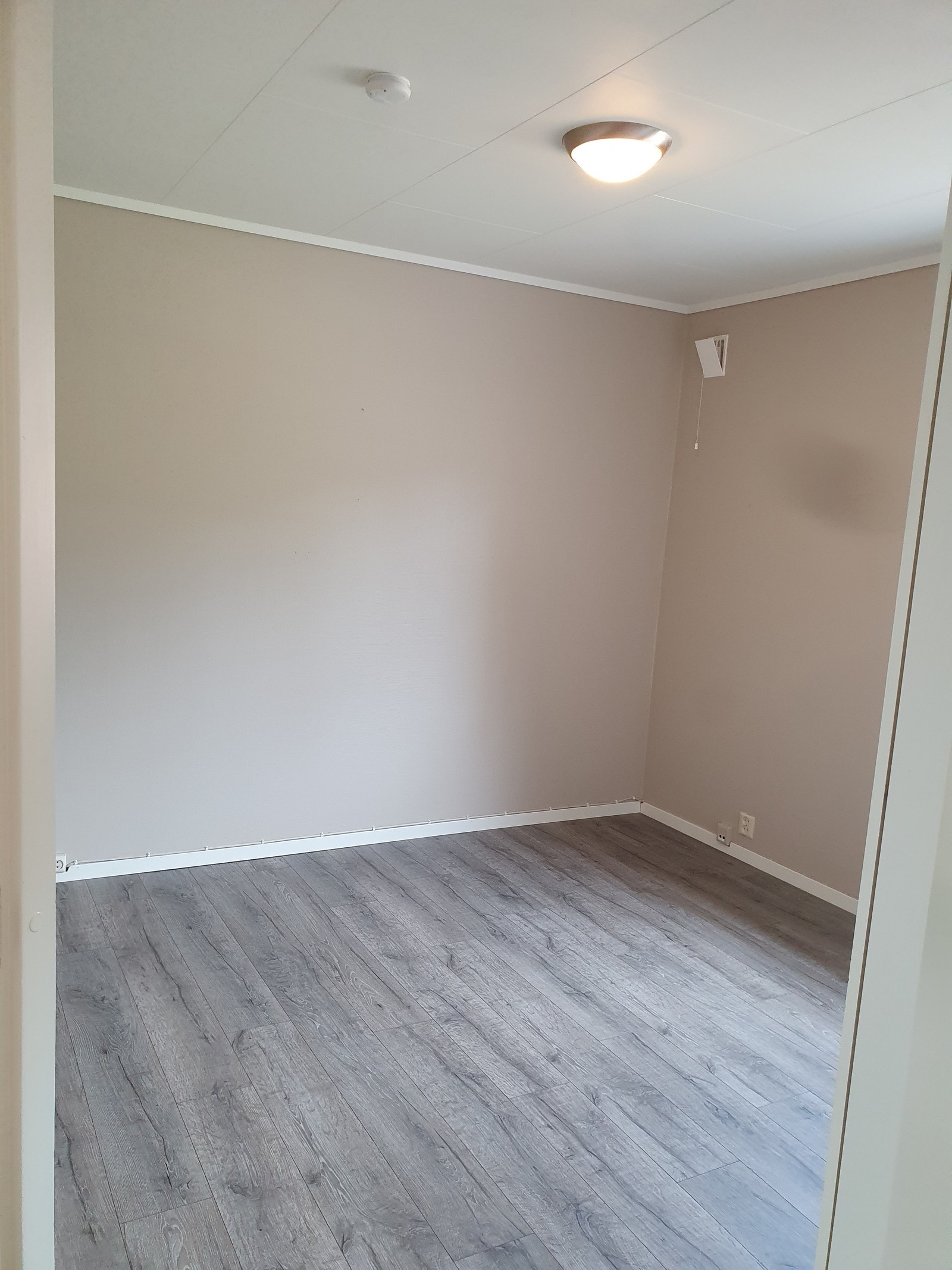 Soverom med garderobeskap. Galleribilde