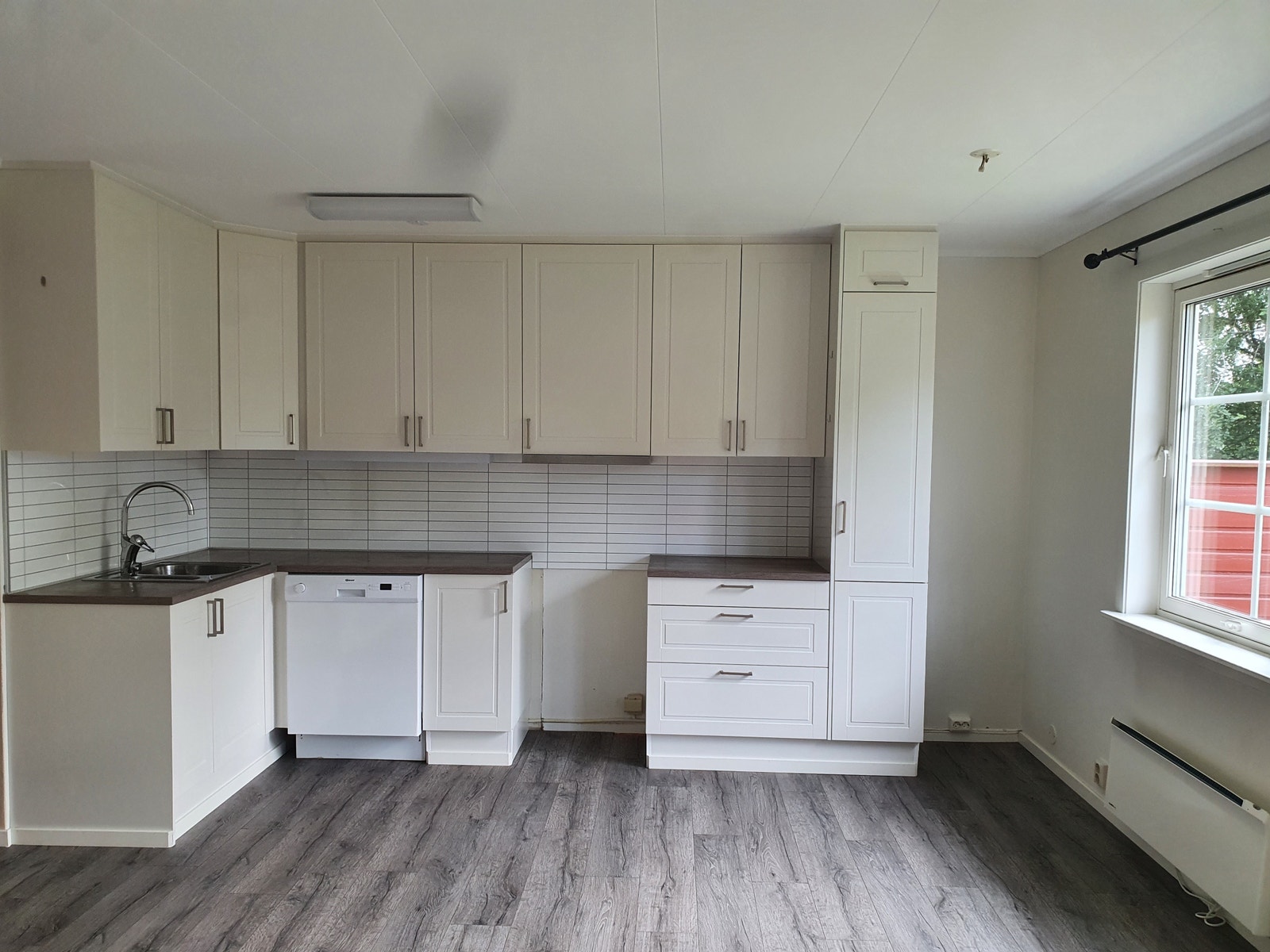 Kjøkken fra 2016, med plass til kjøleskap, komfyr og oppvaskmaskin. Galleribilde