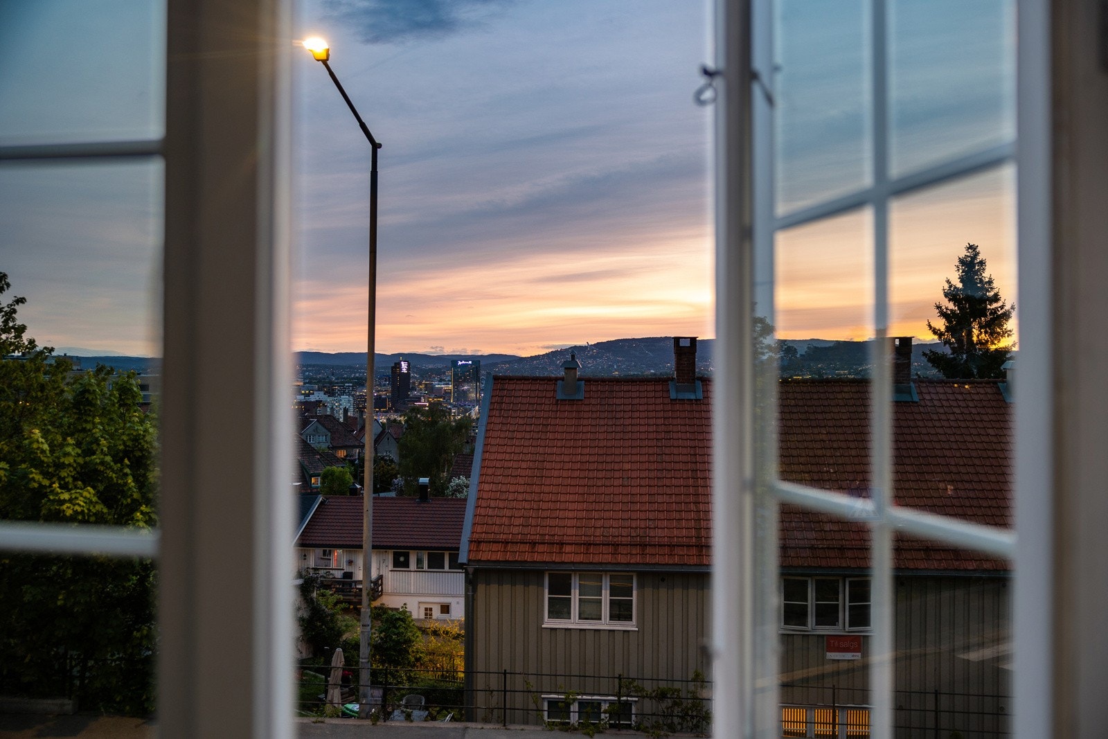 Nydelig kveldsutsikt fra 2. etasje. Solnedgang over Holmenkollåsen. Galleribilde