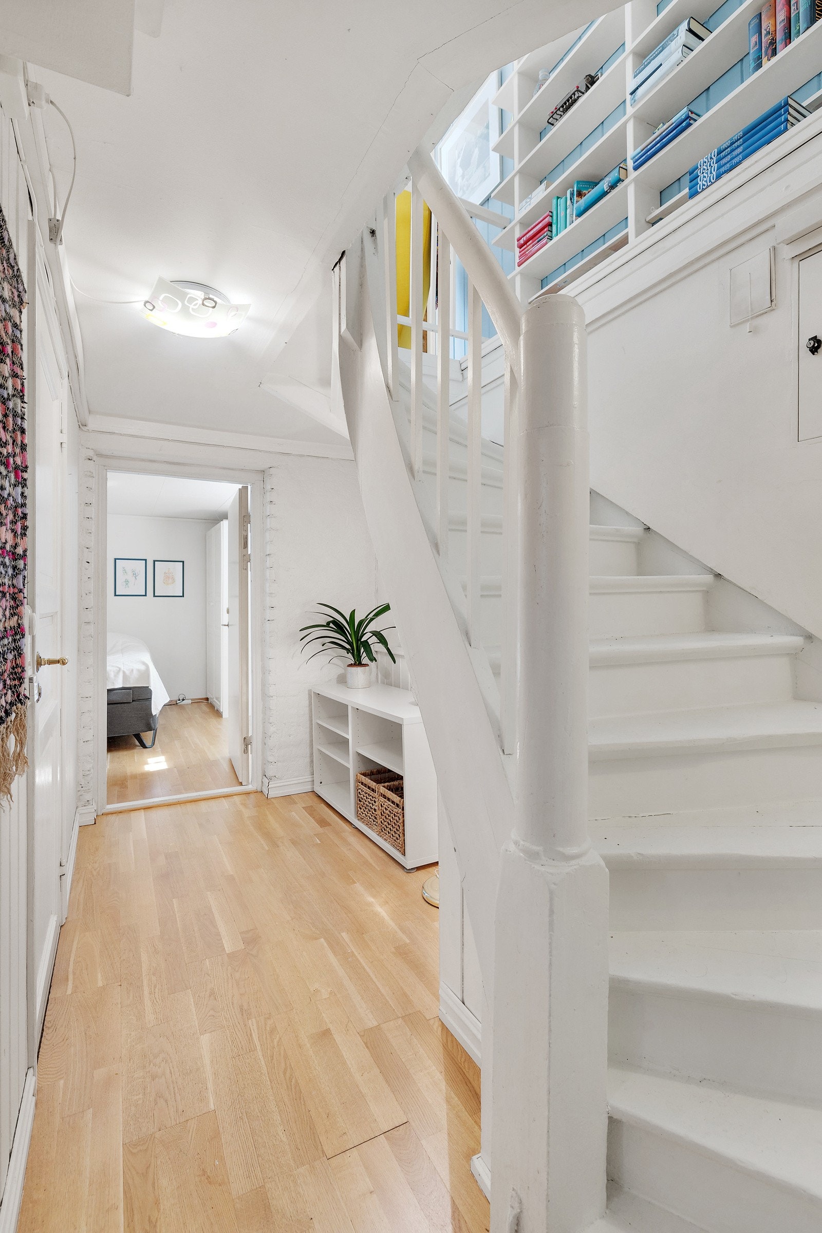 Romslig gang i kjeller med plass til kommode og diverse. Gulvflater i kjeller er belagt med trestavs parkett og fliser. Galleribilde