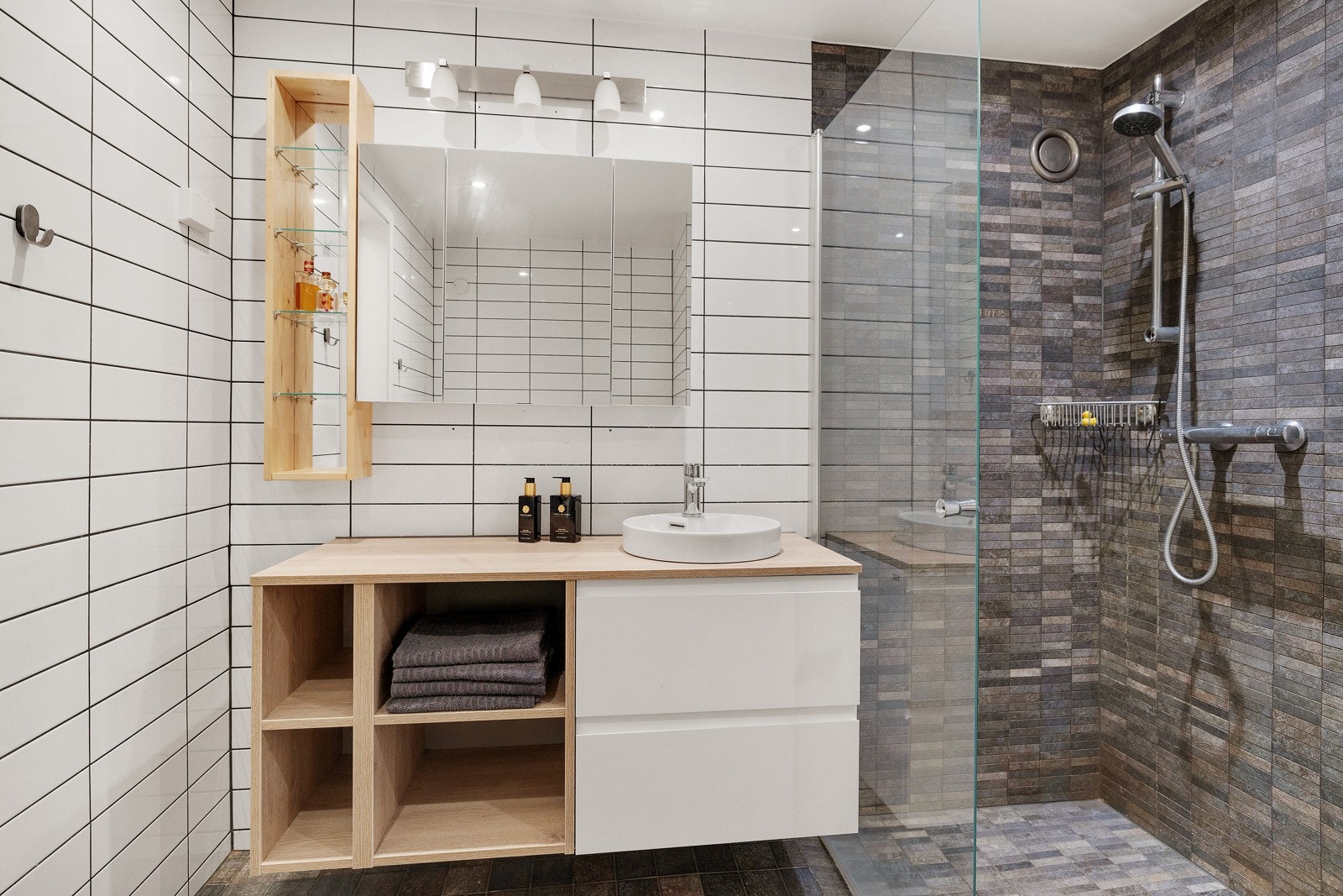Badet ble delvis oppusset i 2010 med fliser på vegg og tak, samt nye baderomsmøbler. Galleribilde