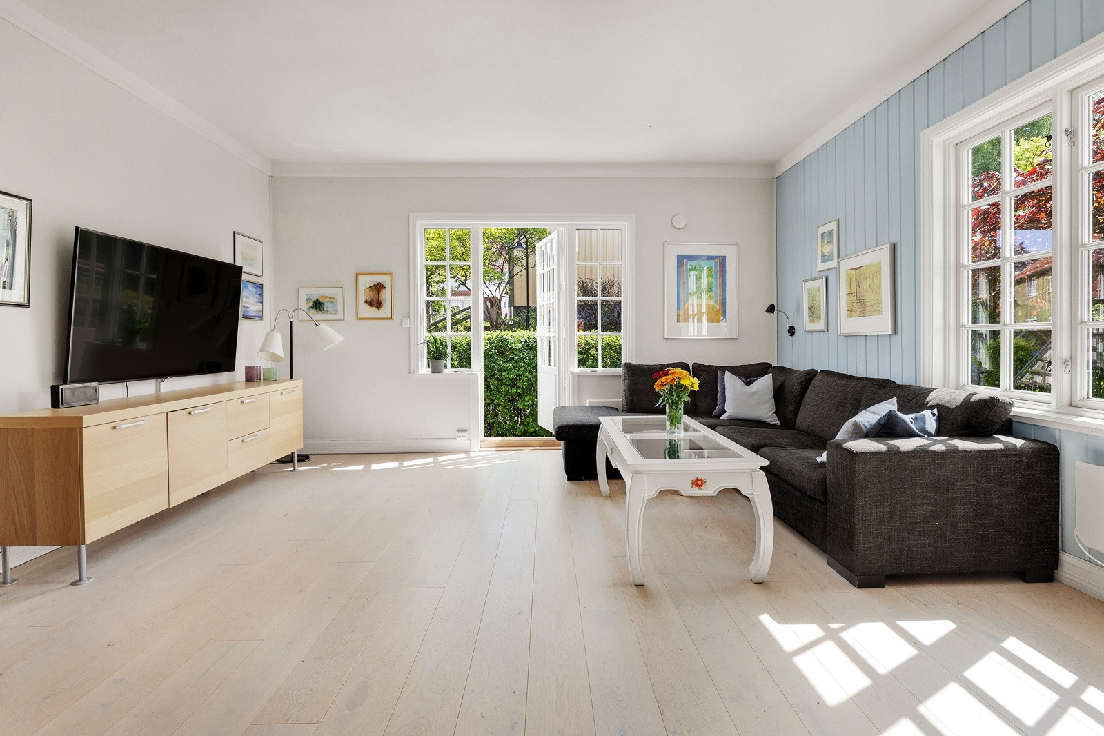 En vakker og sjarmerende hagebybolig over 3 plan. Galleribilde