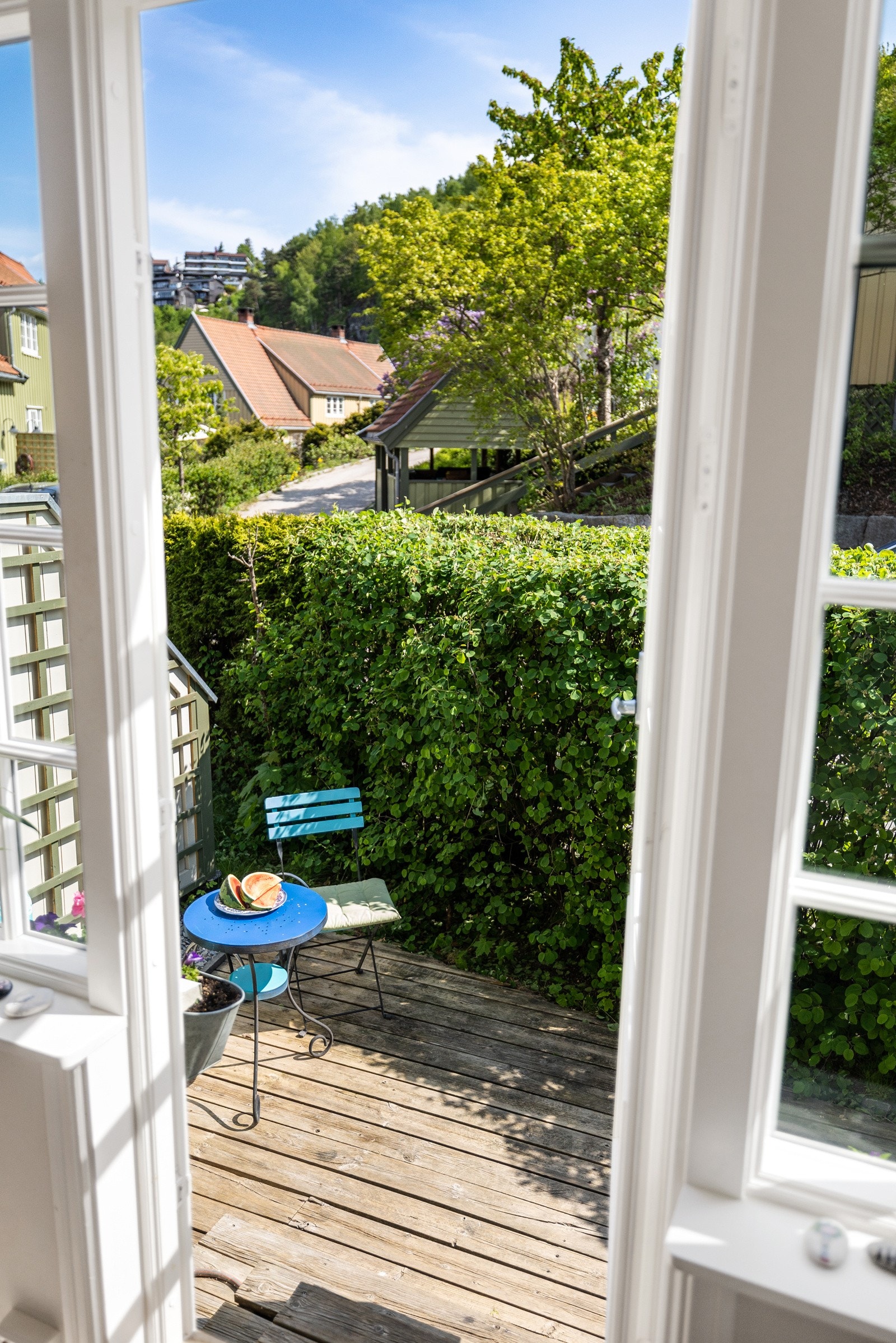 Fra stuen er det utgang til en stor markterrasse på ca. 30 kvm. Galleribilde