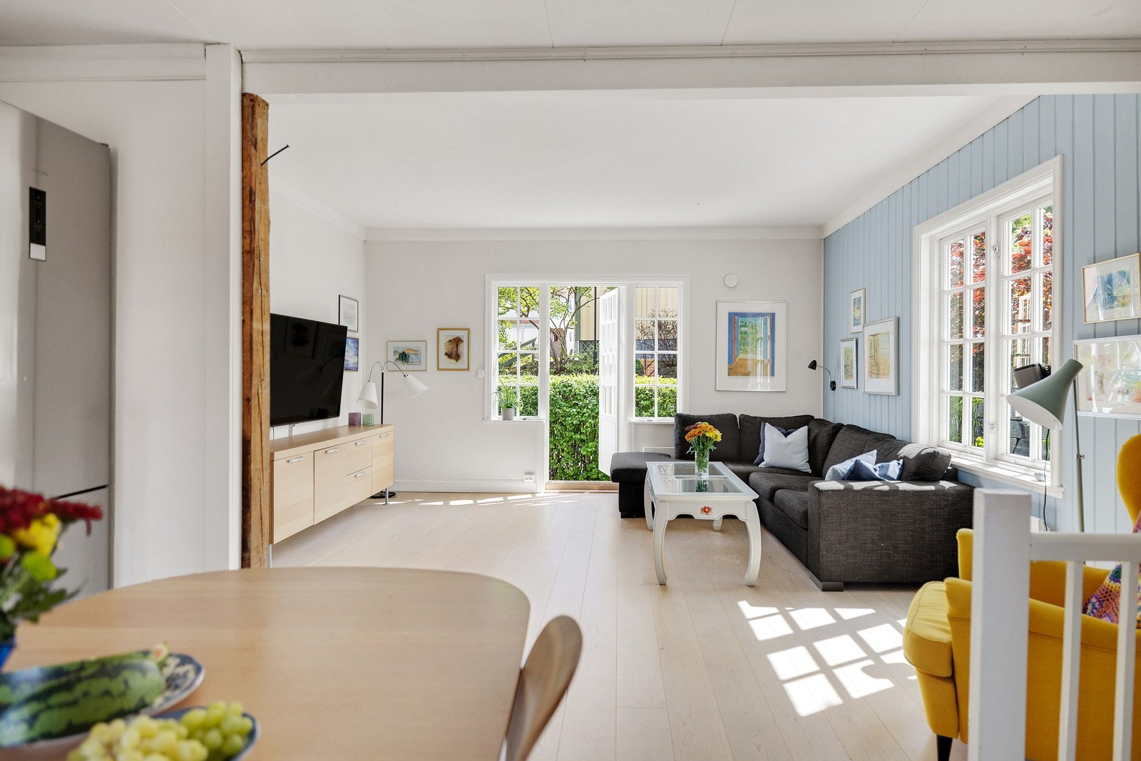 Flotte fargevalg på vegger og pen enstavs parkett på gulv. Stuen har god plass til sofaseksjon og medievegg. Galleribilde