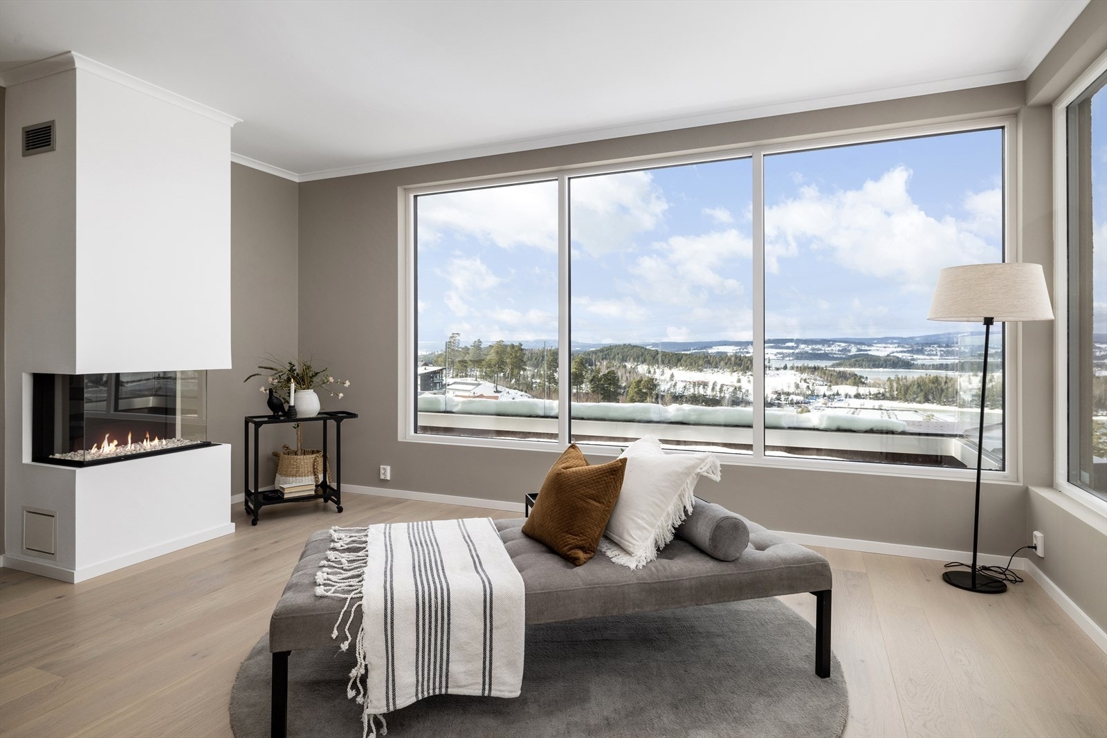Legg merke til den flotte peisen og kroken hvor det er god plass til sofagruppe Galleribilde