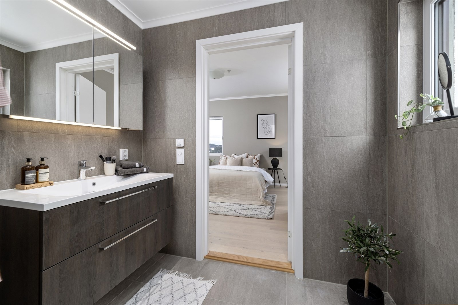 Hovedsoverom har lekkert, flislagt "en suite" bad Galleribilde