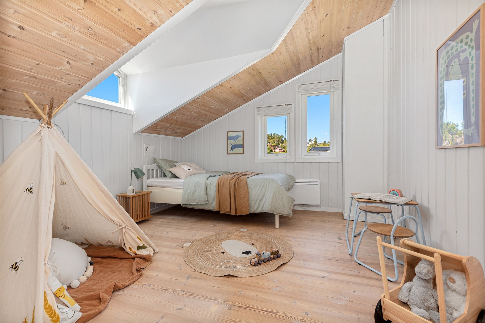 Soverommene i loftetasjen er romslige og har god plass for seng, og skap for oppbevaring. Galleribilde