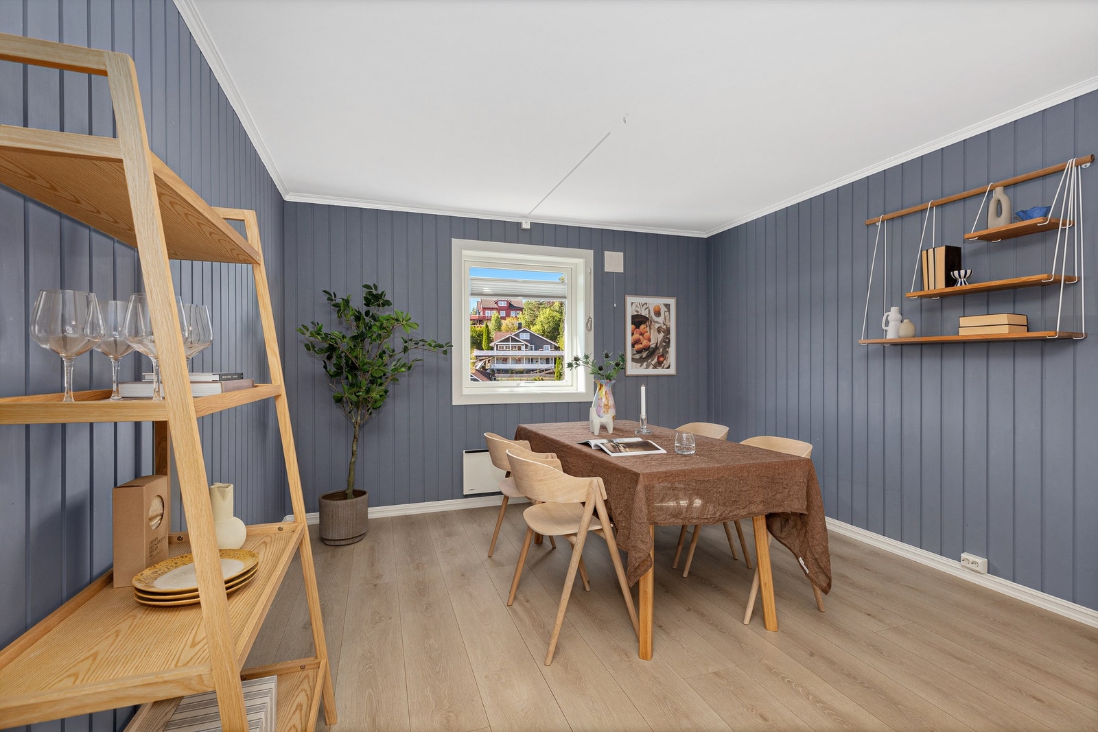I tilknytning til kjøkkenet er det god plass til en spisestue, ideell for å samle venner og familie til hyggelige middager. Galleribilde