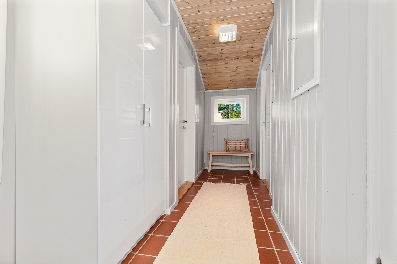 Gulvflate i entré er belagt med fliser og gulvvarme, her er det god plass til å legge fra seg sko og yttertøy. Galleribilde