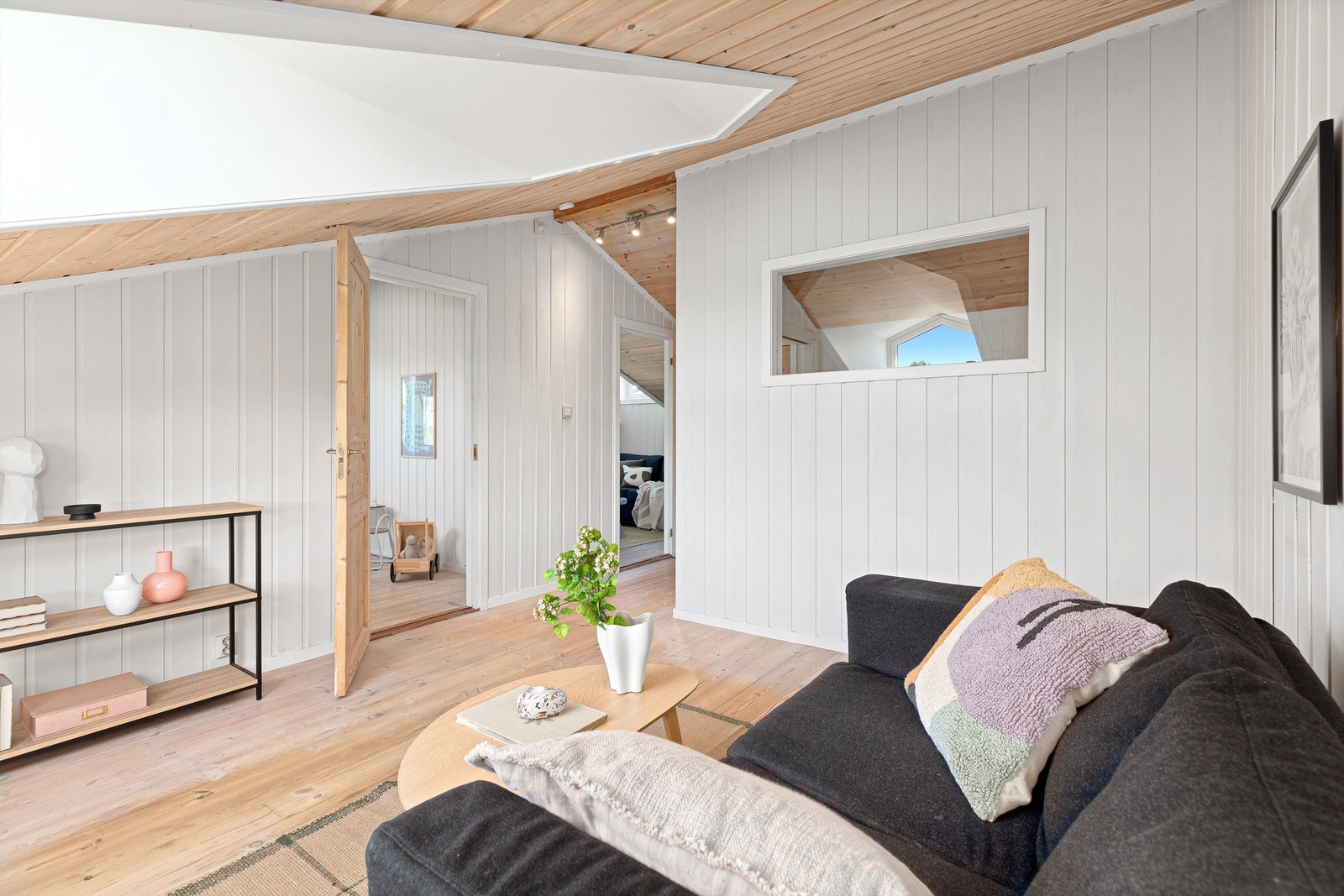 I boligens loftsetasje befinner det seg en stue med plass til sofa og tilhørende møblement. Galleribilde
