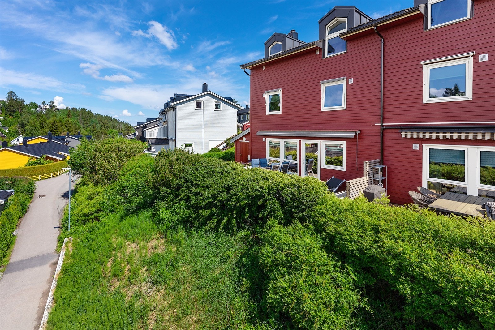 Terrassen på hagesiden ligger vendt mot vest, og har utmerkede sol og utsiktsforhold. Galleribilde