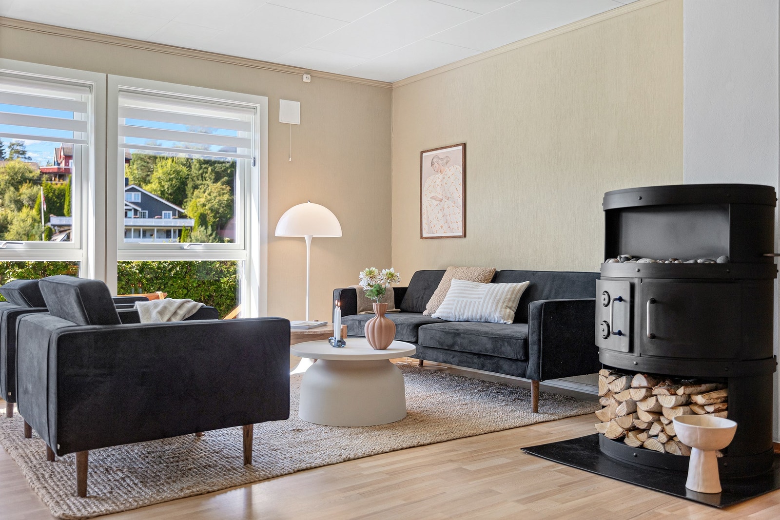 Stuen er innredet med en peisovn, som varmer godt i vinterhalvåret. Galleribilde