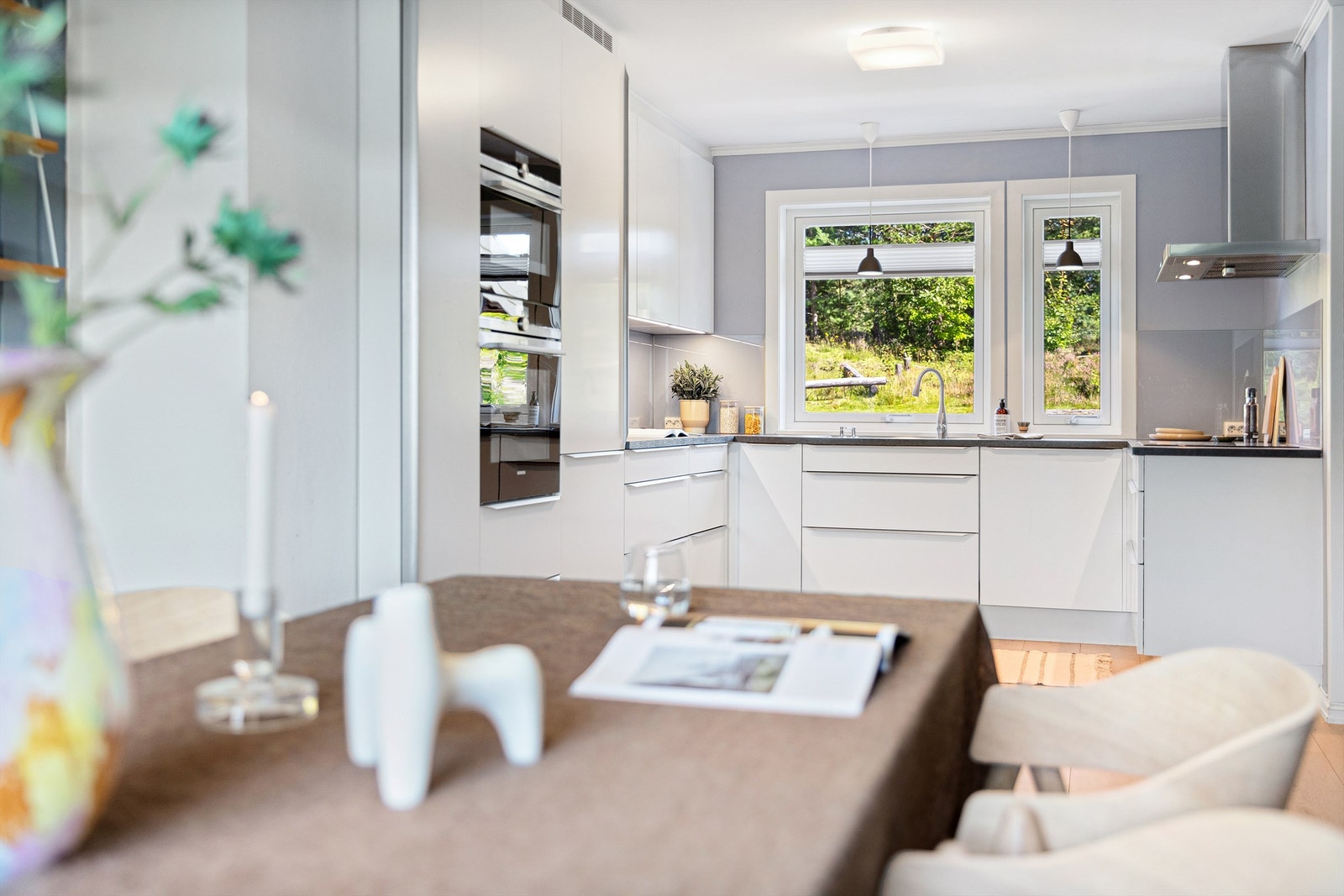Rommet er innredet med integrerte hvitevarer som kombinert komfyr/mikro og egen komfyr i høyskap, nedfelt induksjonstopp, oppvaskmaskin og et kjøleskap med frysedel. Galleribilde